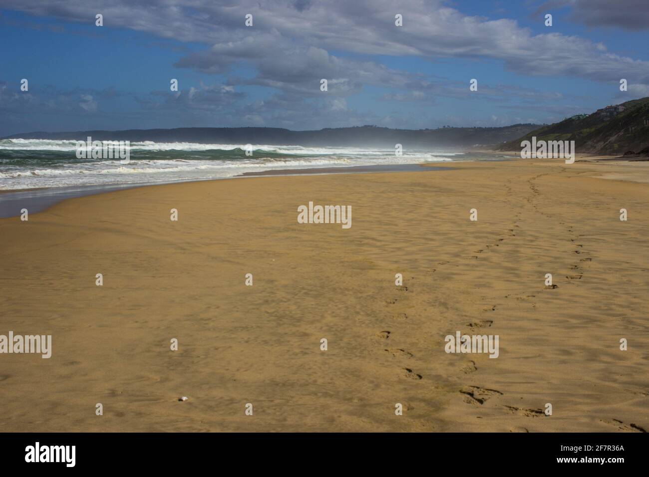 Zwei Paar Fußabdrücke, am späten Morgen, an einem einsamen Sandstrand in der Stadt Wilderness, an der Südküste Südafrikas Stockfoto