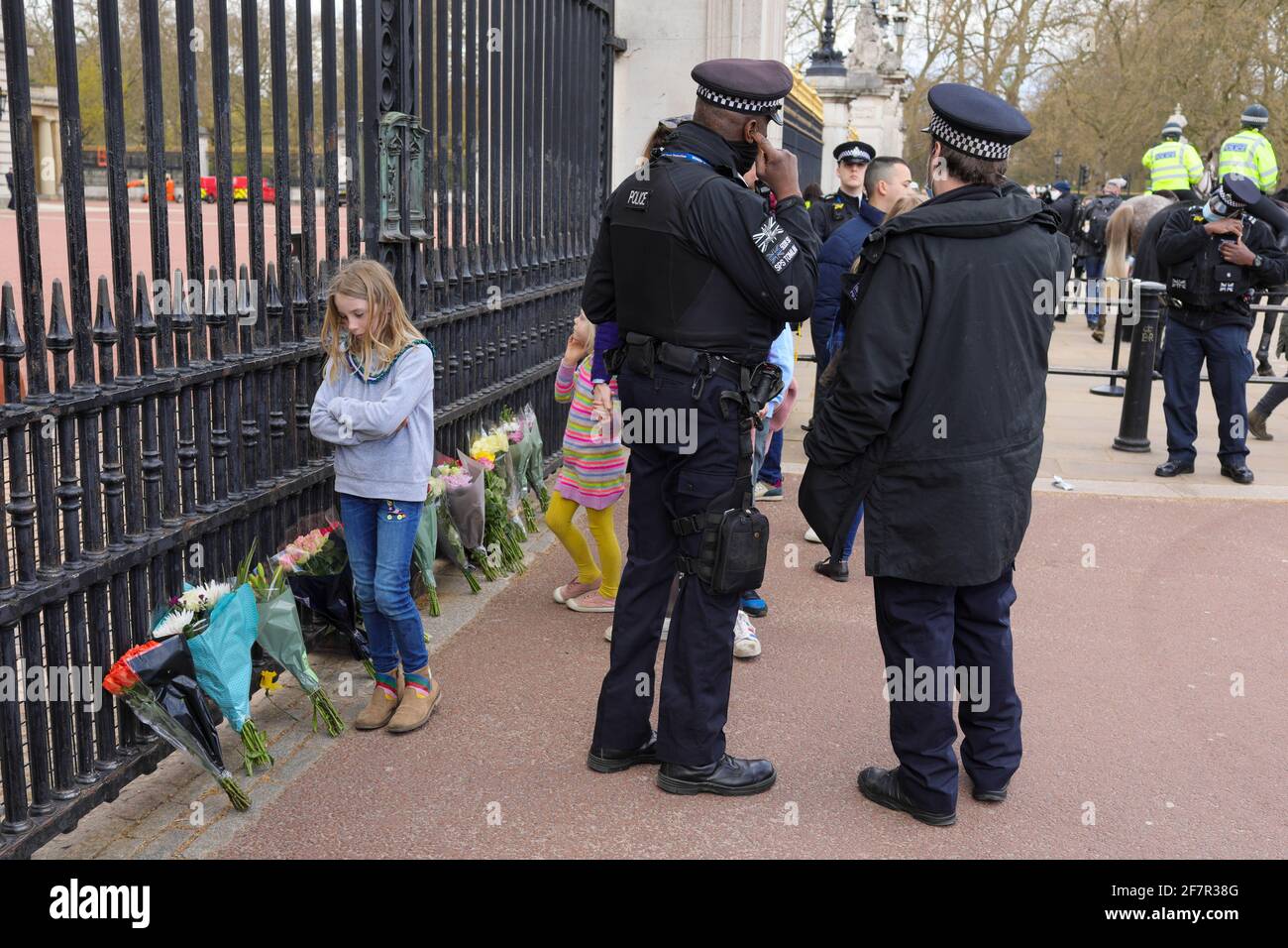 FOTO DER DATEI: London, Großbritannien. April 2021. Menschen legen Blumen vor die Tore des Buckingham Palace, um des britischen Prinzen Philip zu gedenken, in London, Großbritannien, 9. April 2021. Der britische Prinz Philip, der Ehemann von Königin Elizabeth II., ist im Alter von 99 Jahren gestorben, teilte Buckingham Palace am Freitag mit. Quelle: Tim Ireland/Xinhua/Alamy Live News Stockfoto