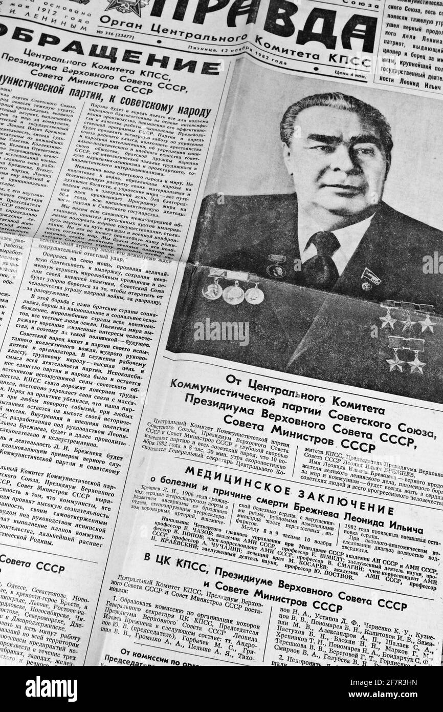 Die nationale Zeitung Pravda widmet sich dem Todesführer der kommunistischen Partei UdSSR Leonid Breschnew 1982 und ärztliche Bescheinigung über seine Krankheit Und Tod Stockfoto