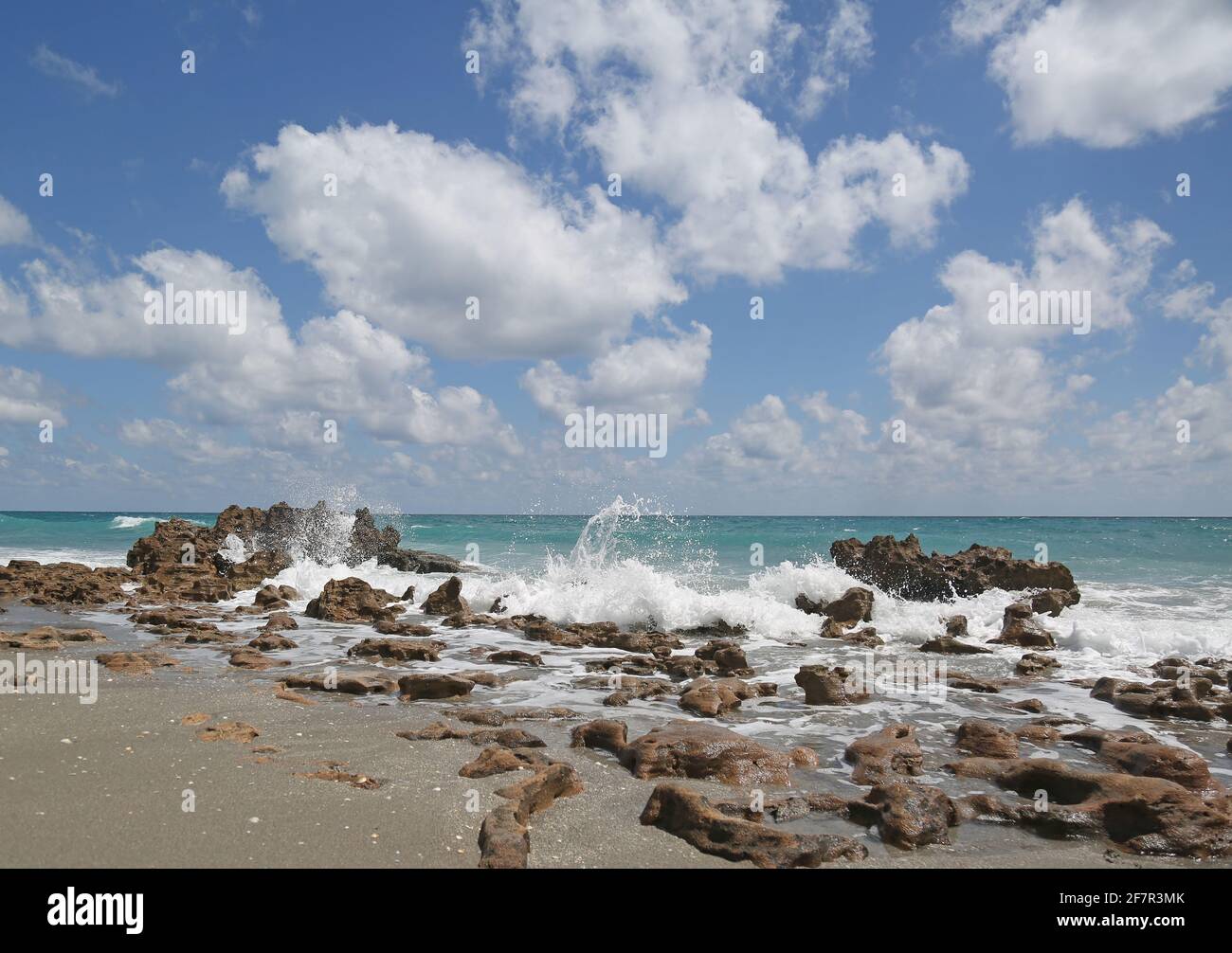 Die atlantische Flut kommt an einem Sommertag im Blowing Rocks Preserve auf Jupiter Island Florida in der Nähe von Hoba Sound in den Grafschaften Martin und Palm Beach. Stockfoto