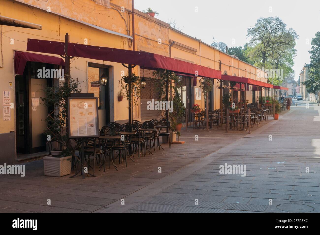 Pisa, Italien - 09. April 2021 - Cafés und Restaurants wegen des Covid-19-Coronavirus-Ausbruchs geschlossen Stockfoto