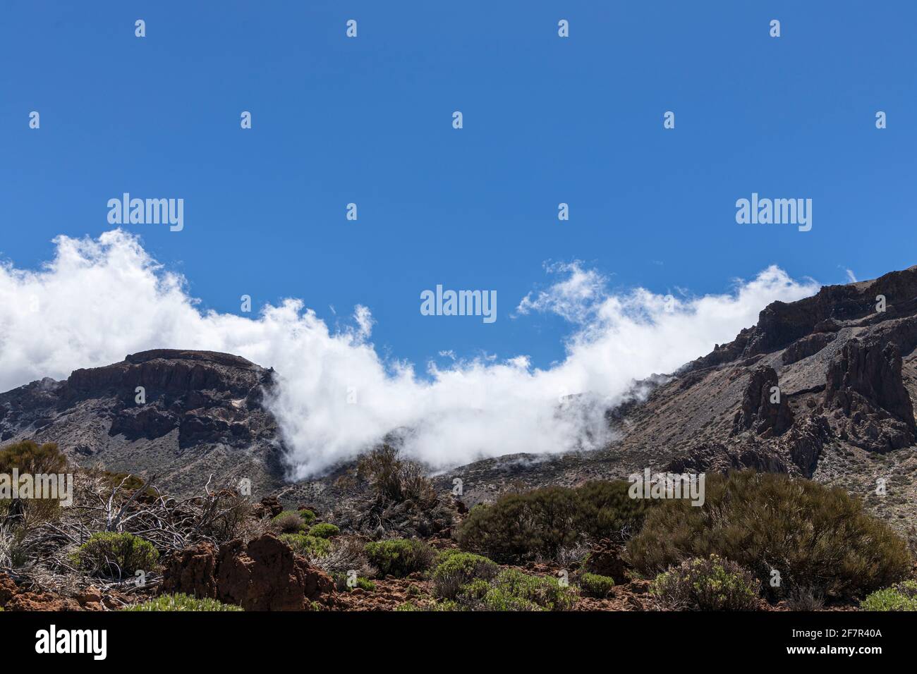 Wolken wehen über dem westlichen Bergrücken des Nationalparks Las Canadas del Teide, Teneriffa, Kanarische Inseln Stockfoto