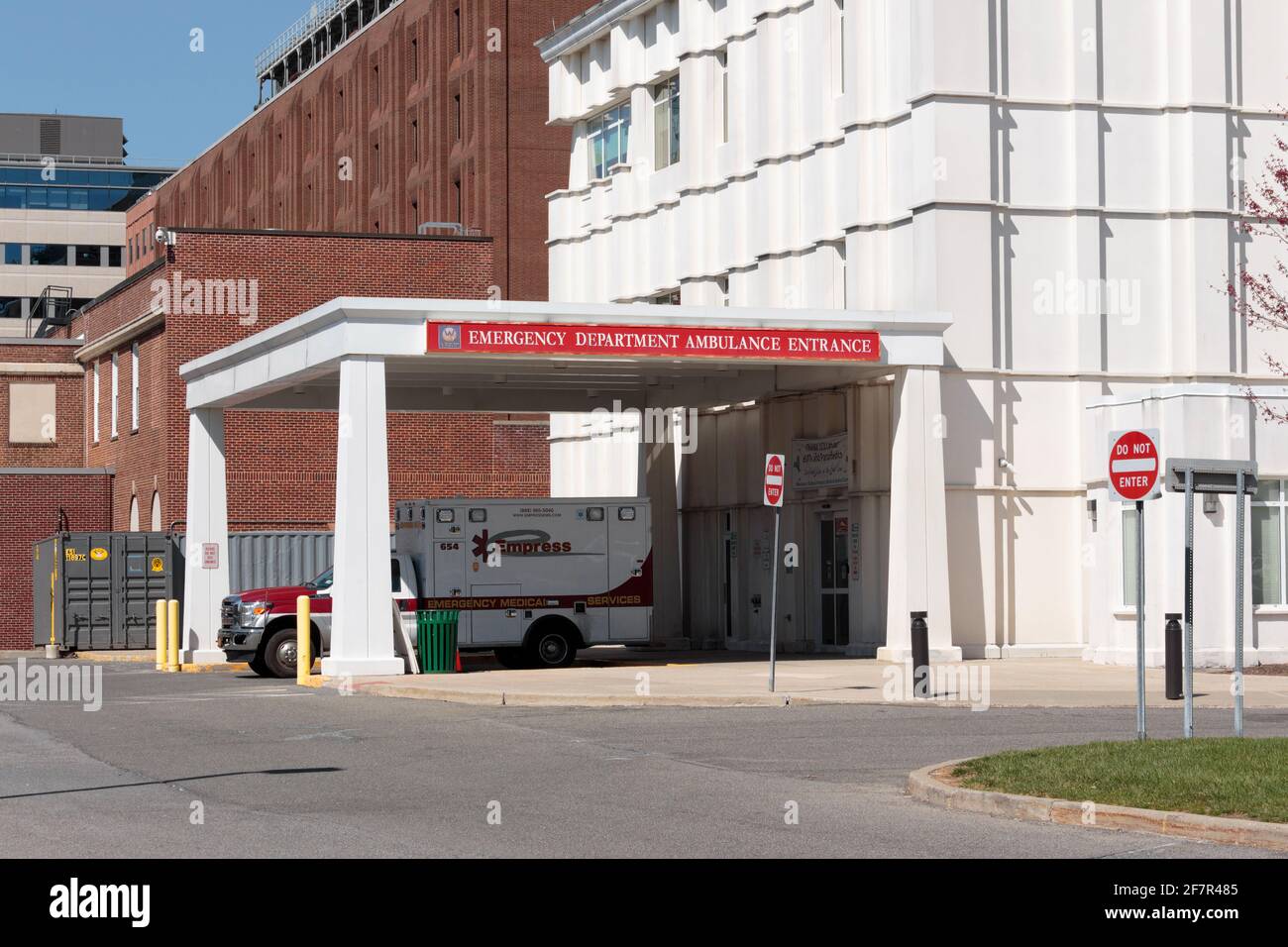 Eingang des Notarztarztwagens im Westchester Medical Center mit einem Krankenwagen der Marke Empress, der vor dem Hotel in Westchester, New York, geparkt ist Stockfoto