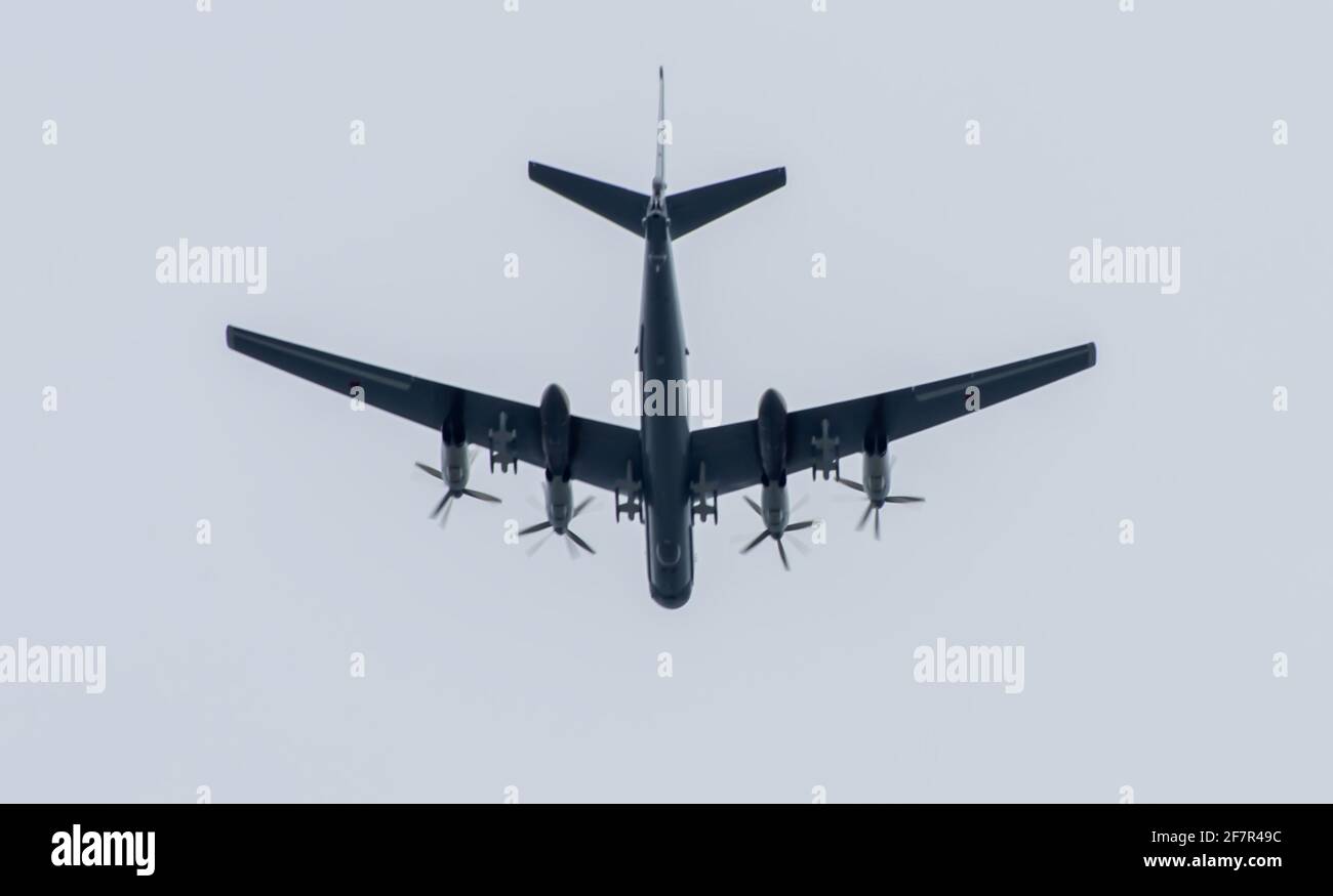 Silhouette des russischen Turboprop strategischen Bombers Tupolev TU-95 im bewölkten Himmel. Stockfoto