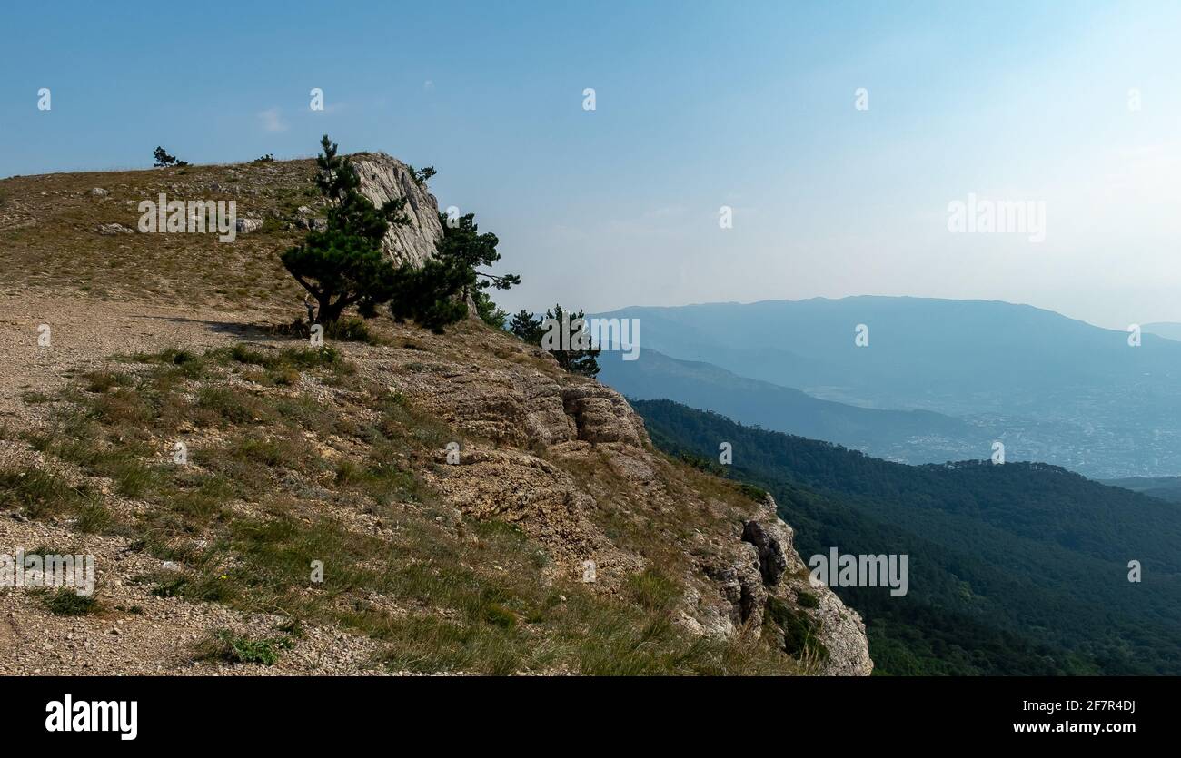 Berglandschaft auf dem Plateau der Jalta Yayla in der Nähe des Ai-Petri-Gipfels. Stockfoto