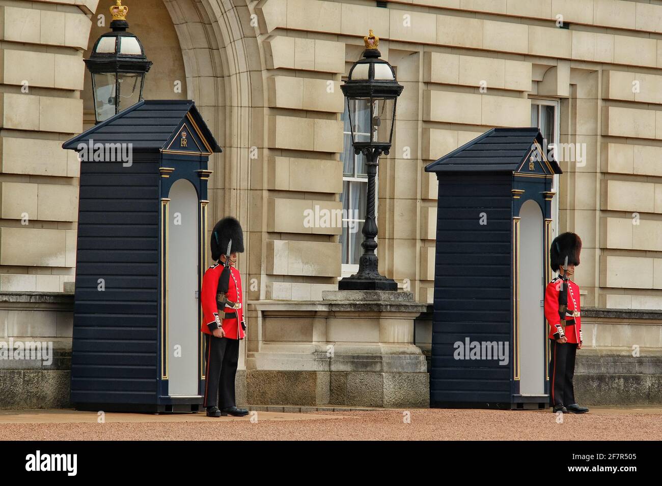 Wie Lange Stehen Die Wachen Vor Dem Buckingham Palace Wachmann steht vor -Fotos und -Bildmaterial in hoher Auflösung – Alamy