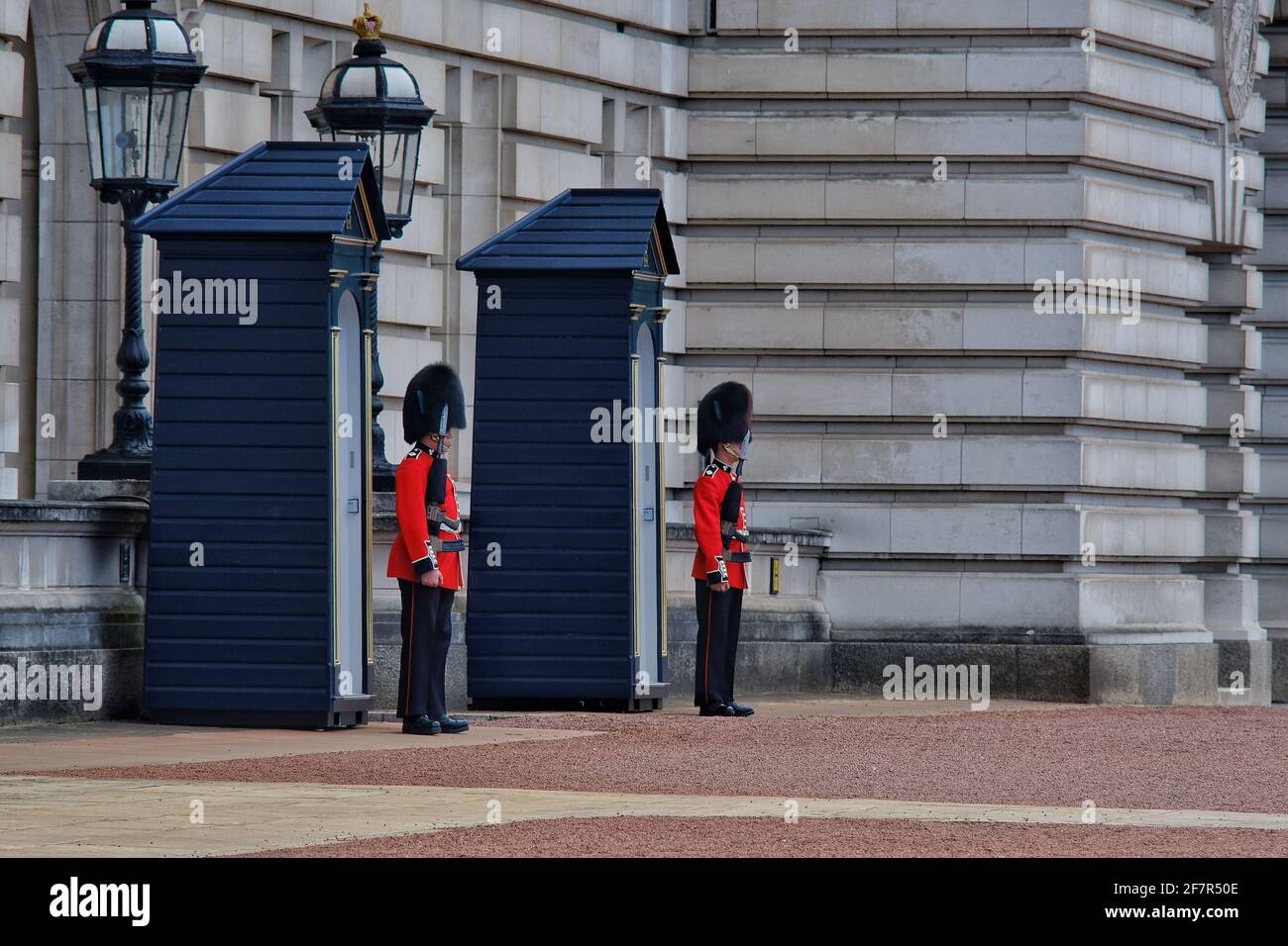Wie Lange Stehen Die Wachen Vor Dem Buckingham Palace Wachmann steht vor -Fotos und -Bildmaterial in hoher Auflösung – Alamy