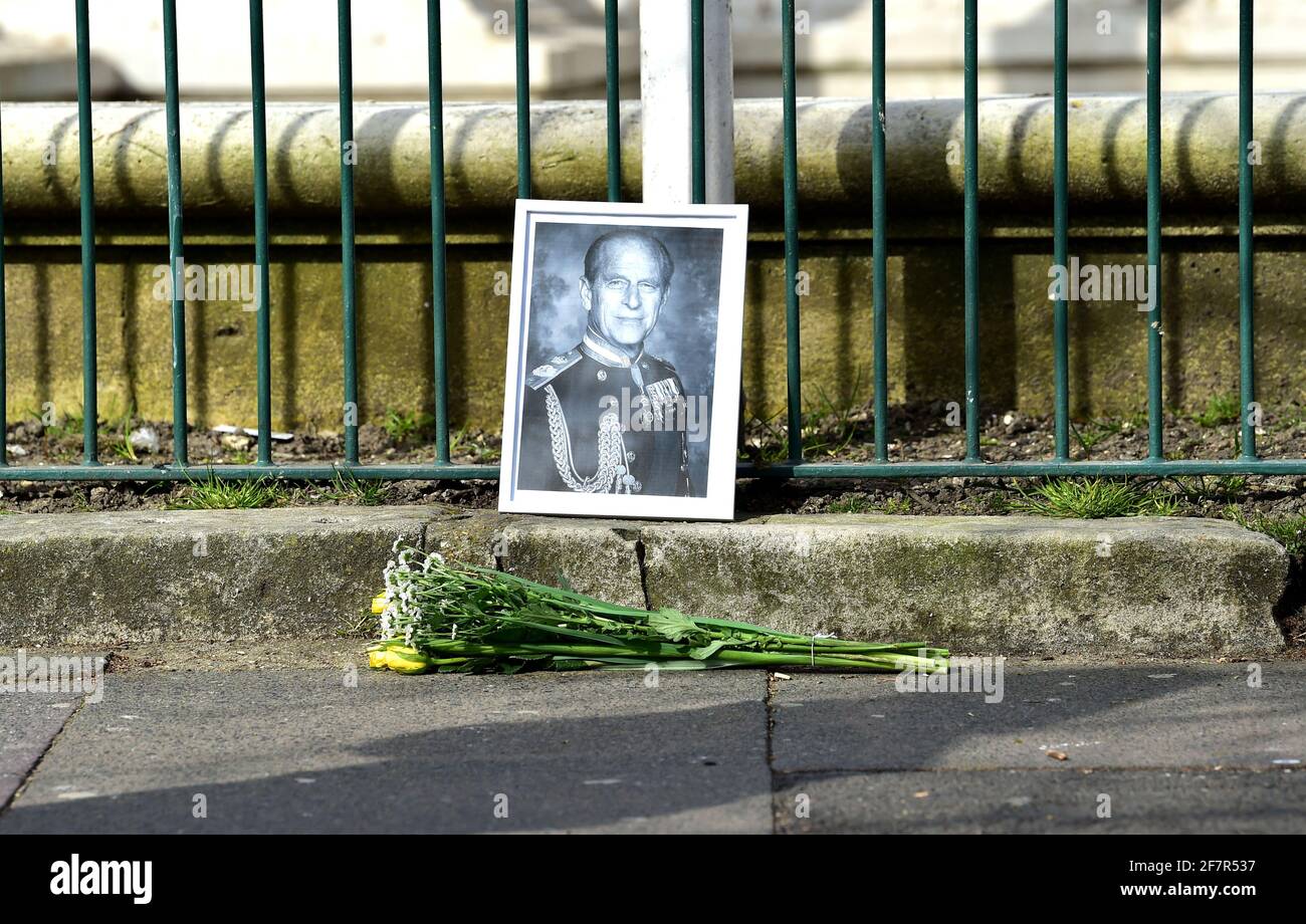 Brighton, Großbritannien. April 2021. Ein Foto von Prinz Philip und Blumen links in Brighton war Memorial nach der Ankündigung seines Todes heute : Kredit: Simon Dack/Alamy Live News Stockfoto