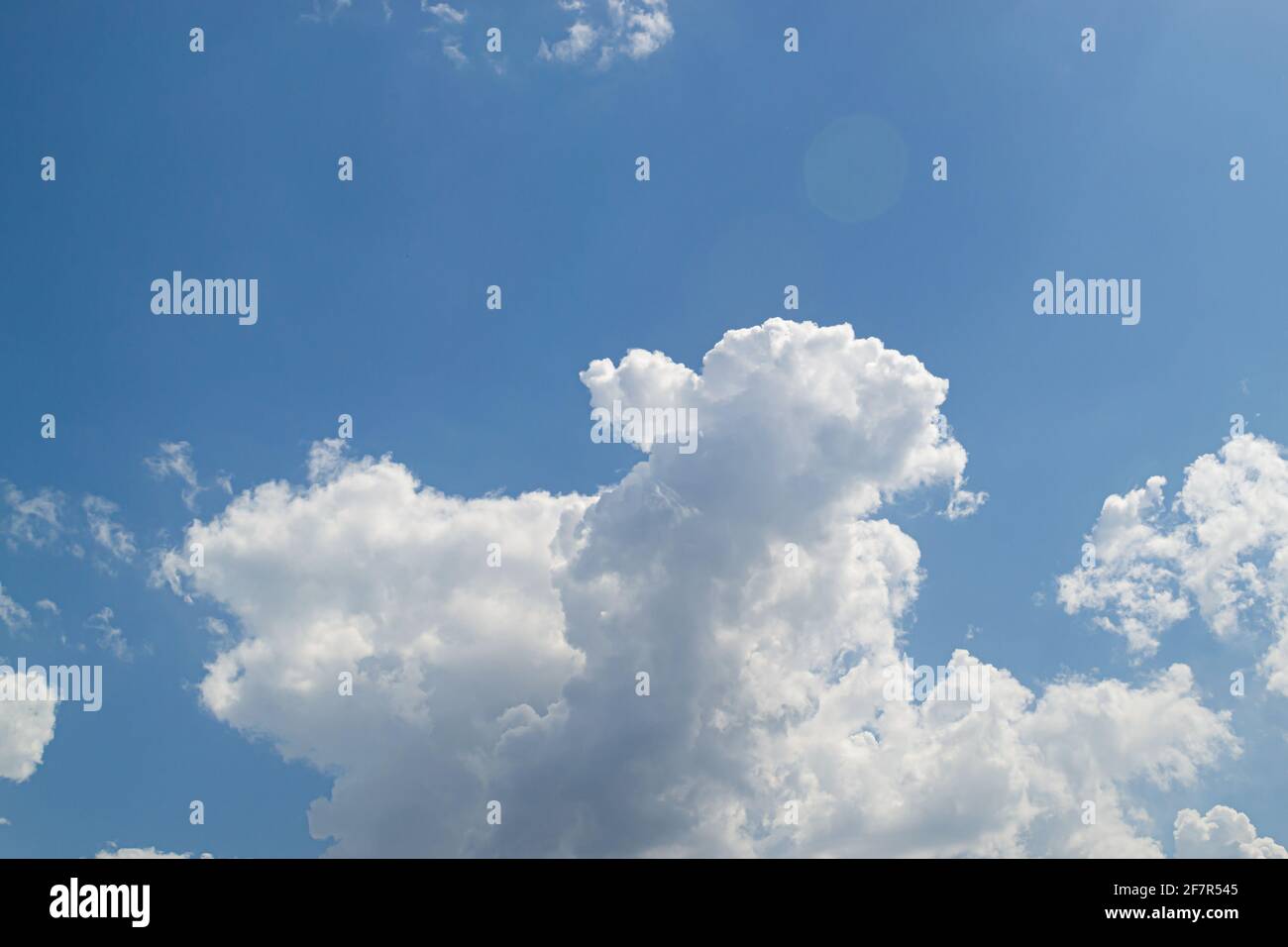 Weiße Cumulus Wolken gegen den blauen Himmel. Wolken Hintergrund in den Himmel Stockfoto