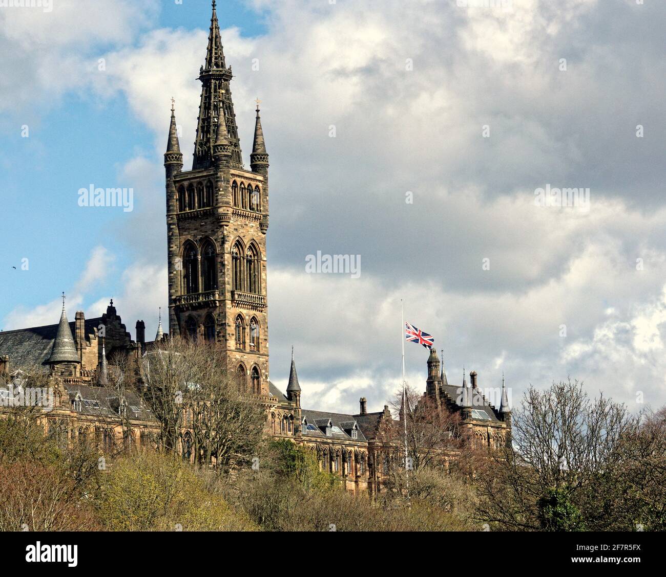 Glasgow, Schottland, Großbritannien. April 2021. Duke of edinburgh verging sah Flaggen an Halbmast an der Universität von Glasgow. Quelle: gerard Ferry/Alamy Live News Stockfoto