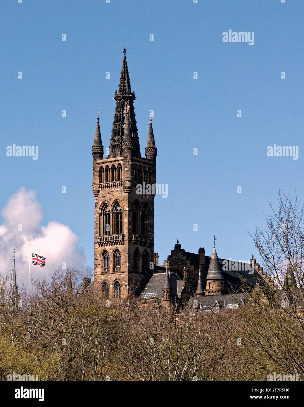 Glasgow, Schottland, Großbritannien. April 2021. Duke of edinburgh verging sah Flaggen an Halbmast an der Universität von Glasgow. Quelle: gerard Ferry/Alamy Live News Stockfoto