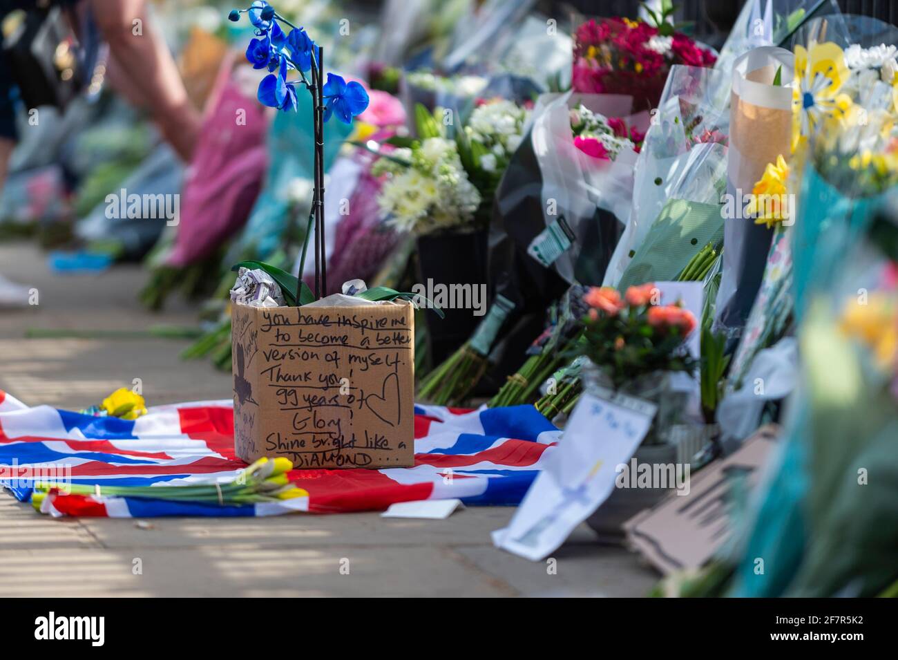 London, Großbritannien. April 2021. Botschaften und Blumen vor dem Buckingham Palace nach dem Tod des 99-jährigen Prinzen Philip wurden bekannt gegeben. Kredit: Stephen Chung/Alamy Live Nachrichten Stockfoto
