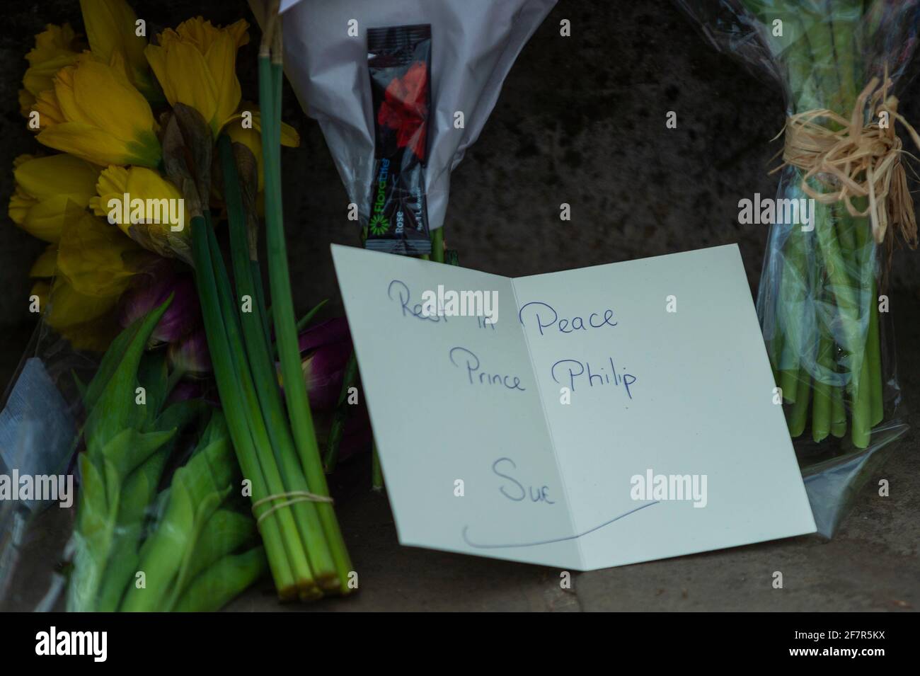 London, Großbritannien. April 2021. Eine Botschaft und Blumen vor dem Buckingham Palace nach dem Tod des 99-jährigen Prinzen Philip wurde angekündigt. Kredit: Stephen Chung/Alamy Live Nachrichten Stockfoto