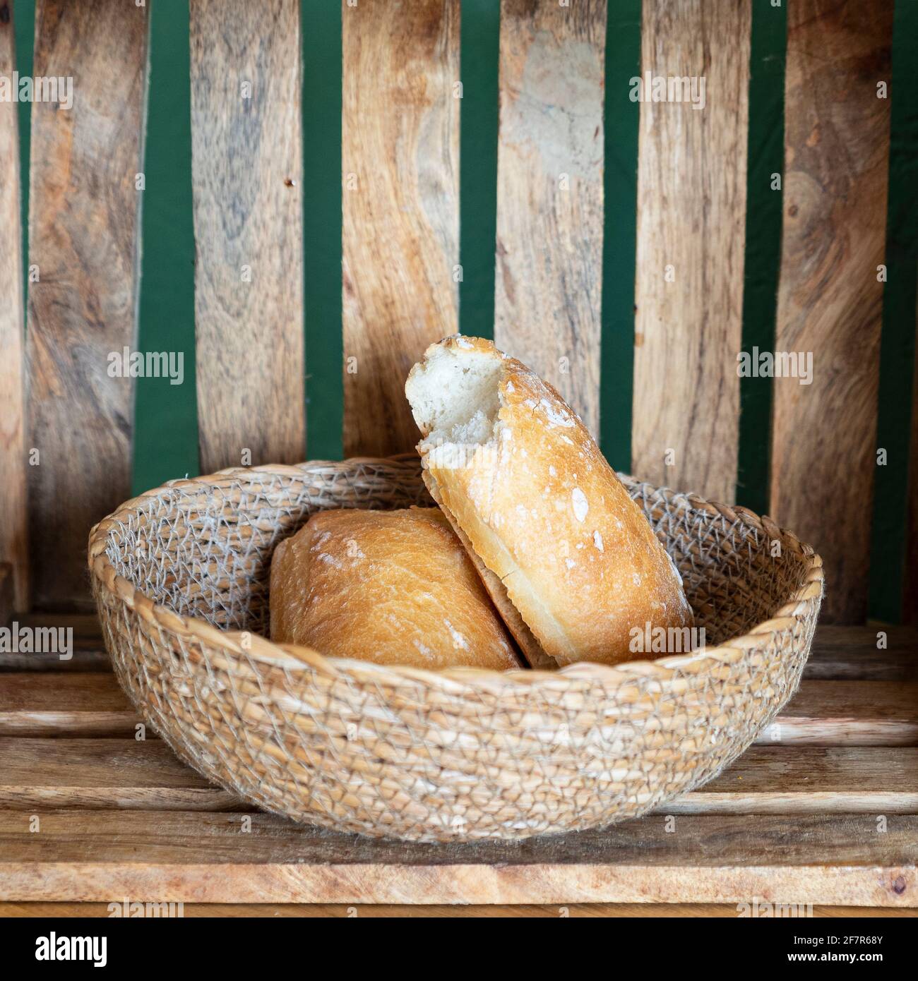 2 Brötchen in einem Korb Stockfotografie - Alamy