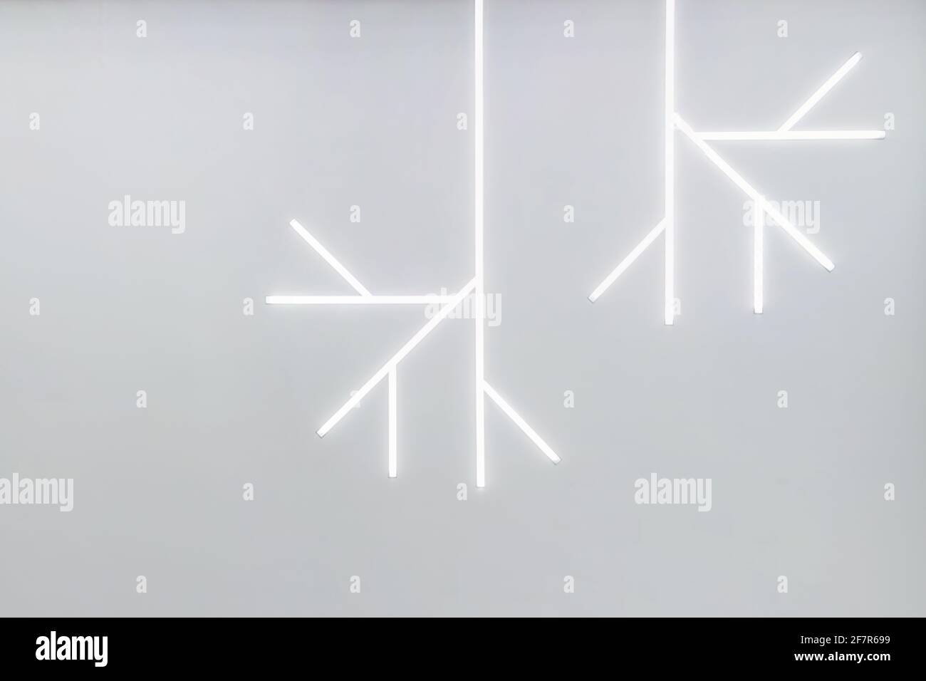 Abgehängte Decke mit Halogenstrahlern und Trockenmauerkonstruktion im leeren Raum in Wohnung oder Haus. Stretchdecke weiß und komplex. Stockfoto