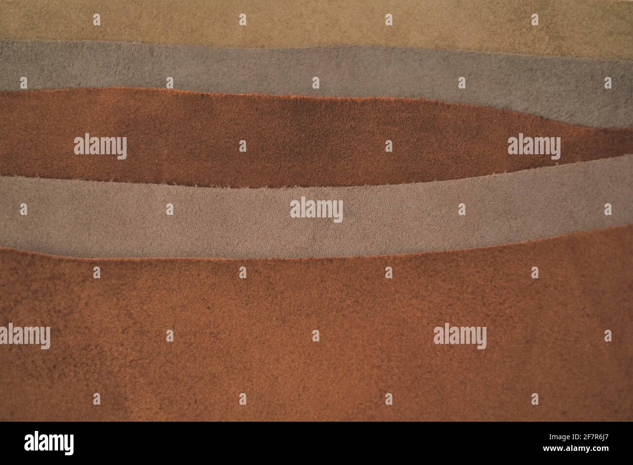 Lederteile Sortiment background.brown echtes Leder.Rohstoffe für die Herstellung von Accessoires, Schuhen und Kleidung aus echtem Leder Stockfoto