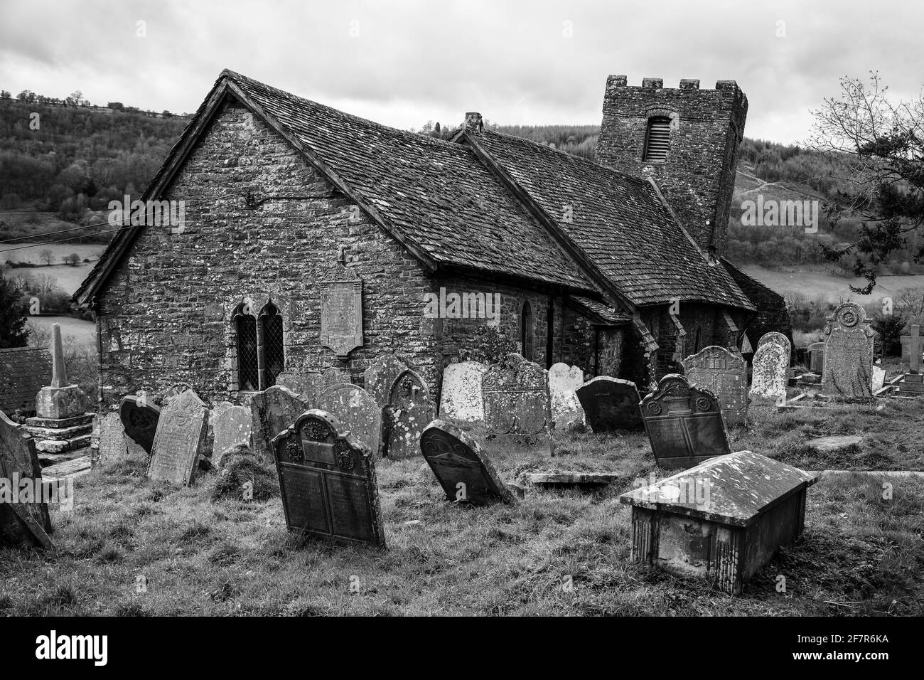 St Martin's Church, Cwmyoy, als die "Schiefe Kirche', in der Nähe von Abergavenny, Monmouithshire, Wales, UK Stockfoto