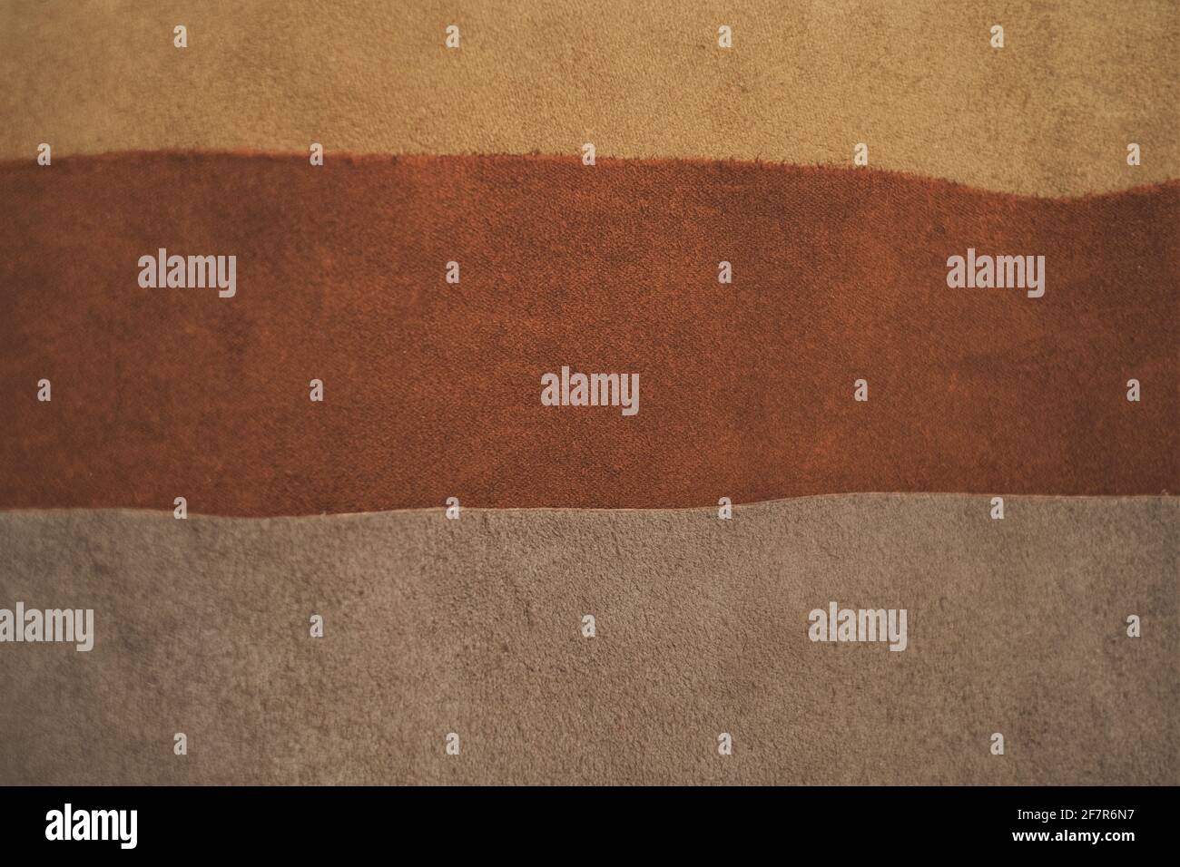 Lederteile Sortiment background.brown Echtleder Oberfläche.Rohstoffe für die Herstellung von Accessoires, Schuhen und Kleidung aus echtem Leder Stockfoto