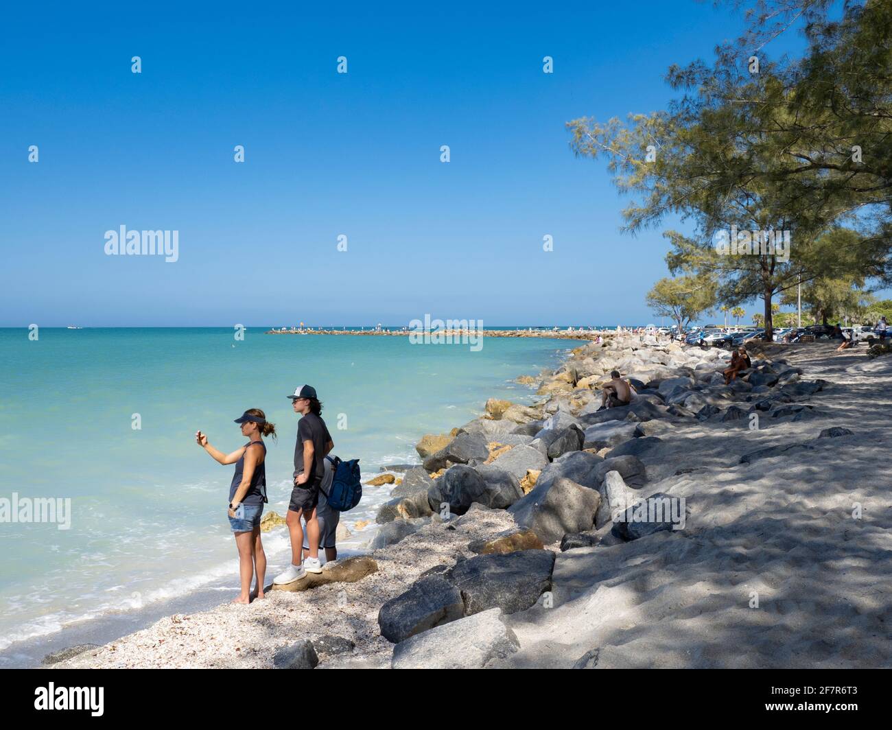 Menschen stehen am Strand und blicken auf den Golf von mexiko An der Anlegestelle in Venedig, Florida in den USA Stockfoto