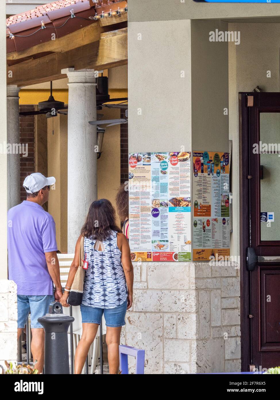 Menschen auf der Venice Avenue in der Innenstadt von Venice, Florida, USA Stockfoto