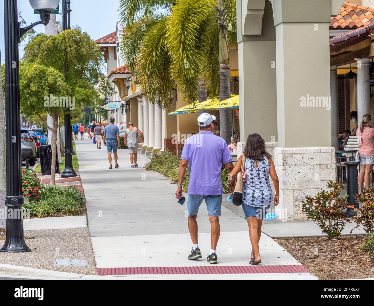 Menschen auf der Venice Avenue in der Innenstadt von Venice, Florida, USA Stockfoto