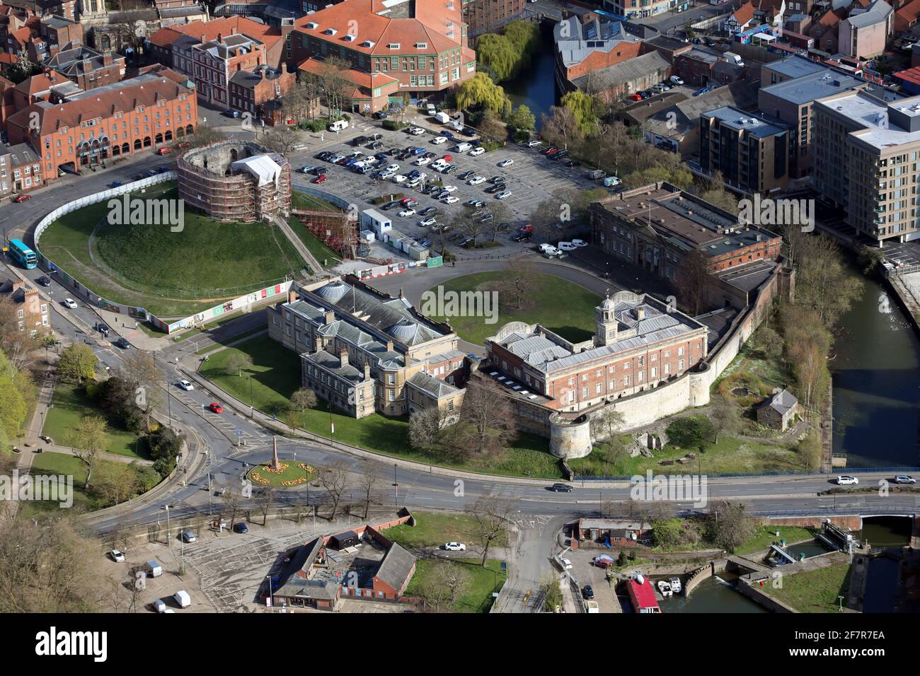 Luftaufnahme von York Castle, oder besser gesagt Cliffords Tower und York Crown Court, North Yorkshire Stockfoto