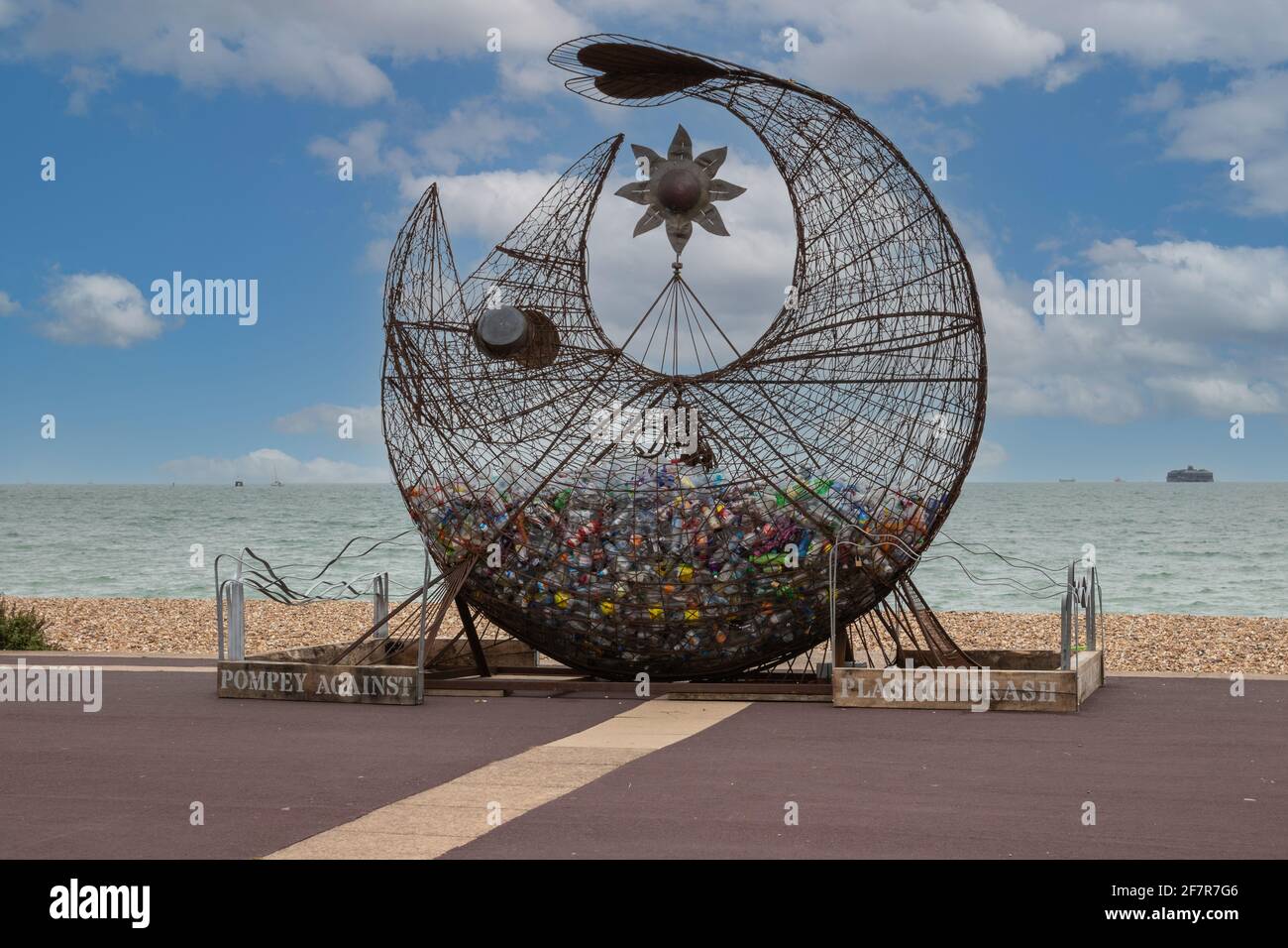 Kunstwerk entwickelt, um Plastikflaschen am Meer in zu sammeln southsea Portsmouth Stockfoto