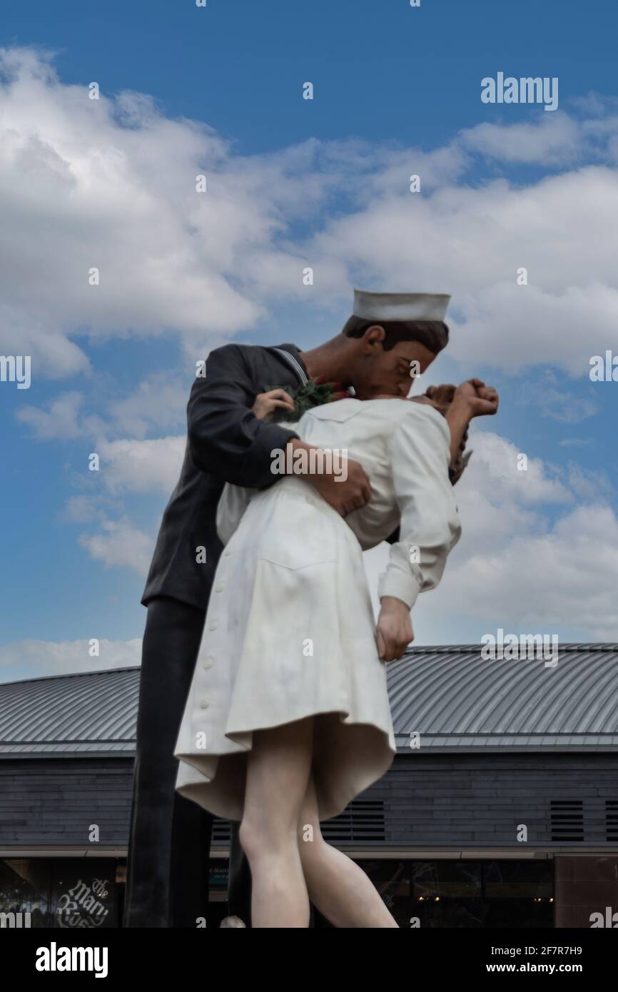 Die Statue des Matrosen, der eine Frau am küsst Kriegsende nach dem Foto von Alfred Eisenstaedt Stockfoto