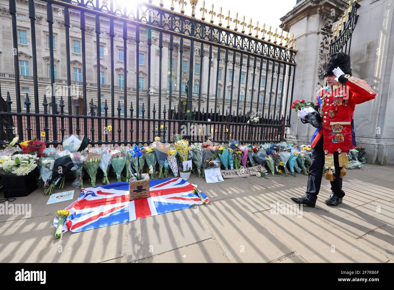 London, Großbritannien. April 2021. Blumengebete, die von Menschen im Buckingham Palace nach der Bekanntgabe des Todes von Prinz Philip abgelegt wurden.Credit: Paul Brown/Alamy Live News Stockfoto
