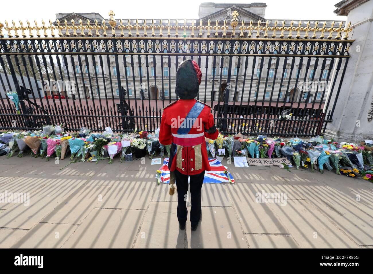 London, Großbritannien. April 2021. Blumengebete, die von Menschen im Buckingham Palace nach der Bekanntgabe des Todes von Prinz Philip abgelegt wurden.Credit: Paul Brown/Alamy Live News Stockfoto