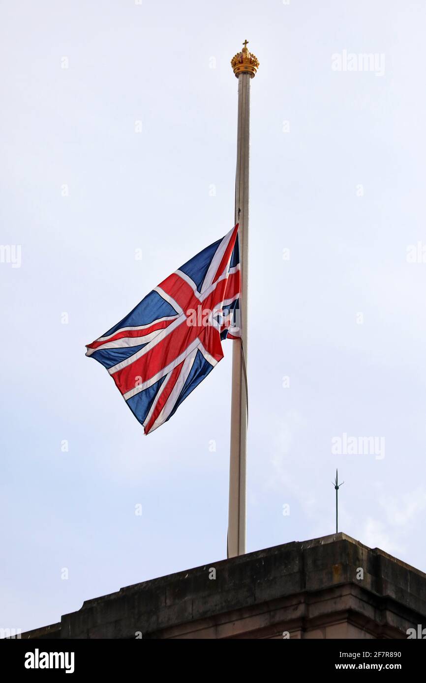 London, Großbritannien. April 2021. Die Union Jack-Flagge fliegt am halben Mast, während Menschen im Buckingham Palace nach der Ankündigung des Todes von Prinz Philip Blumengebete legen. Quelle: Paul Brown/Alamy Live News Stockfoto