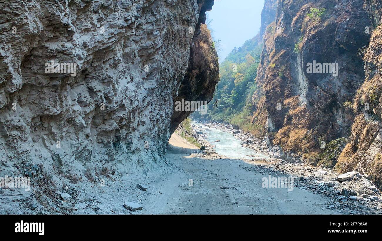 Gefährliche Offroad zwischen hohen Hügeln im Himalaya. Stockfoto