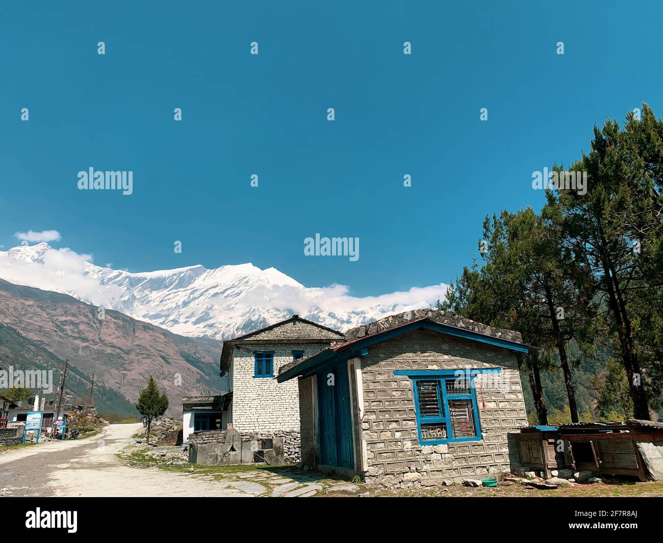 Himalaya Dorf mit schöner Aussicht auf die Berge und hohe Hügel mit blauem Himmel. Stockfoto