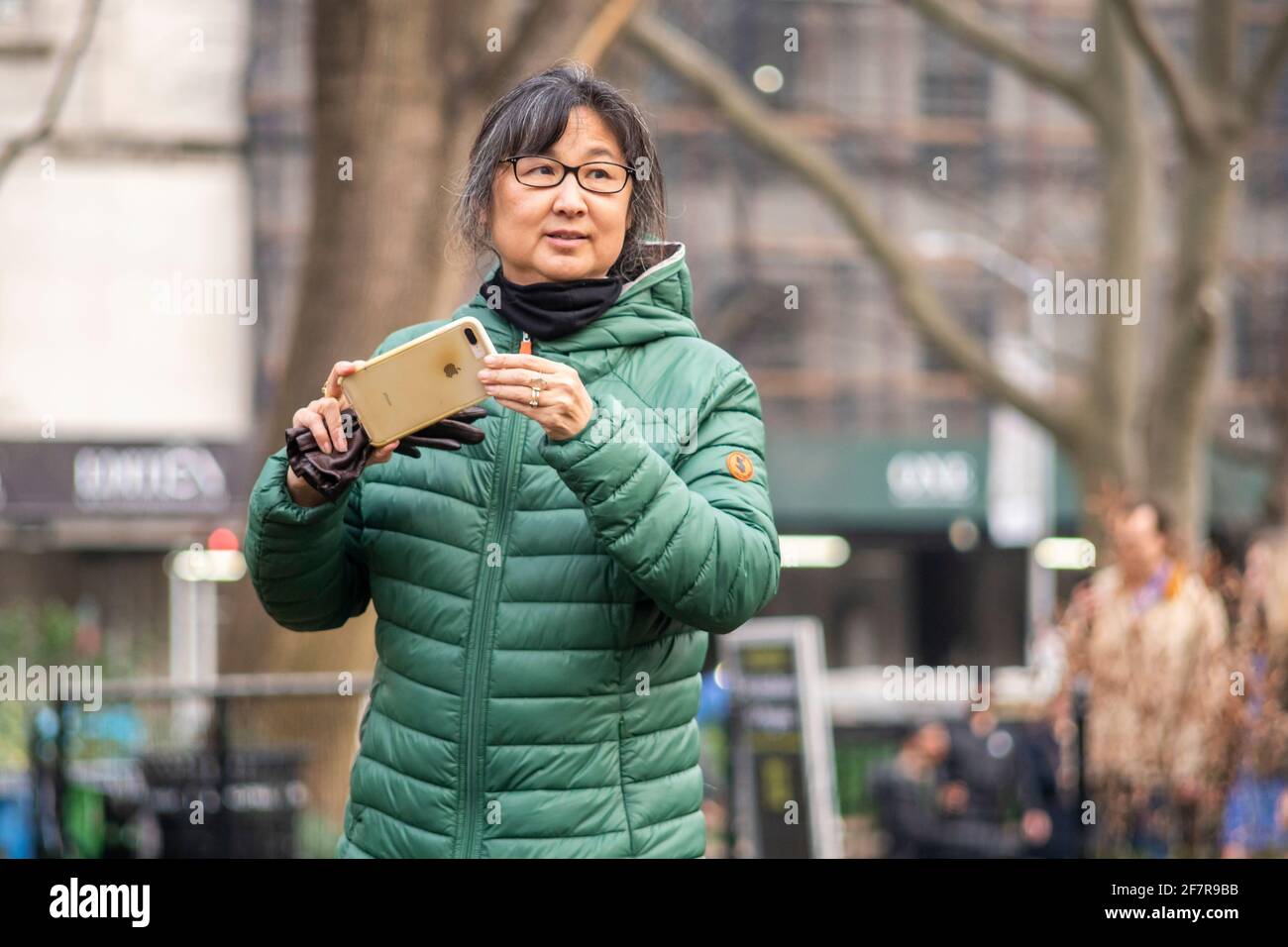 Maya Lin überwacht die Installation ihres „Ghost Forest“ auf dem Rasen im Madison Square Park in New York am Donnerstag, den 25. März 2021. Die Installation besteht aus toten Zedernbäumen, die aus der New Jersey Pine Barrens geerntet wurden und wird sich mit den Bäumen des Parks abheben, sobald sie schließlich zu blühen beginnen. Die Installation befasst sich mit dem Klimawandel und dem Verlust von Lebensraum und erinnert den Betrachter an Maßnahmen. Die Ausstellung öffnet offiziell am 10. Mai und wird bis zum 14. November ausgestellt. (© Richard B. Levine) Stockfoto