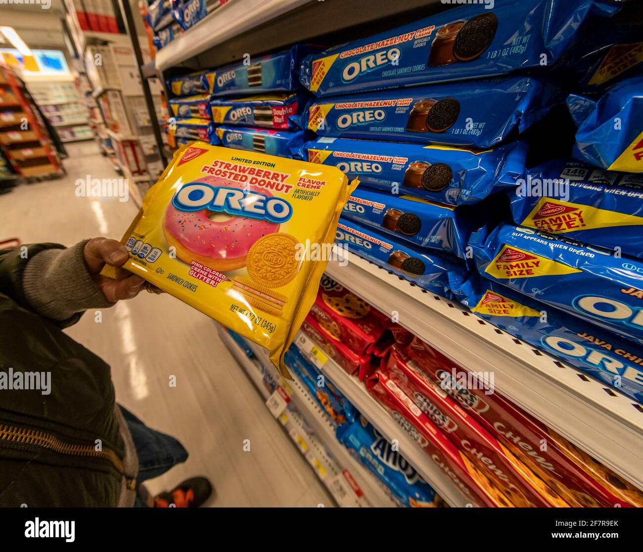 Ein anspruchsvoller Einkäufer wählt am Dienstag, den 30. März 2021, in einem Geschäft in New York ein Paket mit Oreo-Keksen mit Erdbeerfrostgeschmack. (© Richard B. Levine) Stockfoto