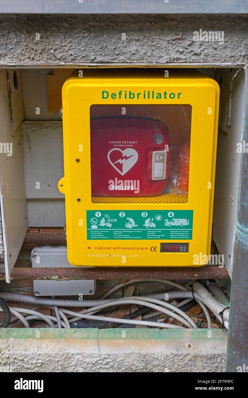 Portofino, Italien - 1. Februar 2018: Defribrillator Herz Start Ausrüstung in Gelbes Kabinett Portofino, Italien. Stockfoto