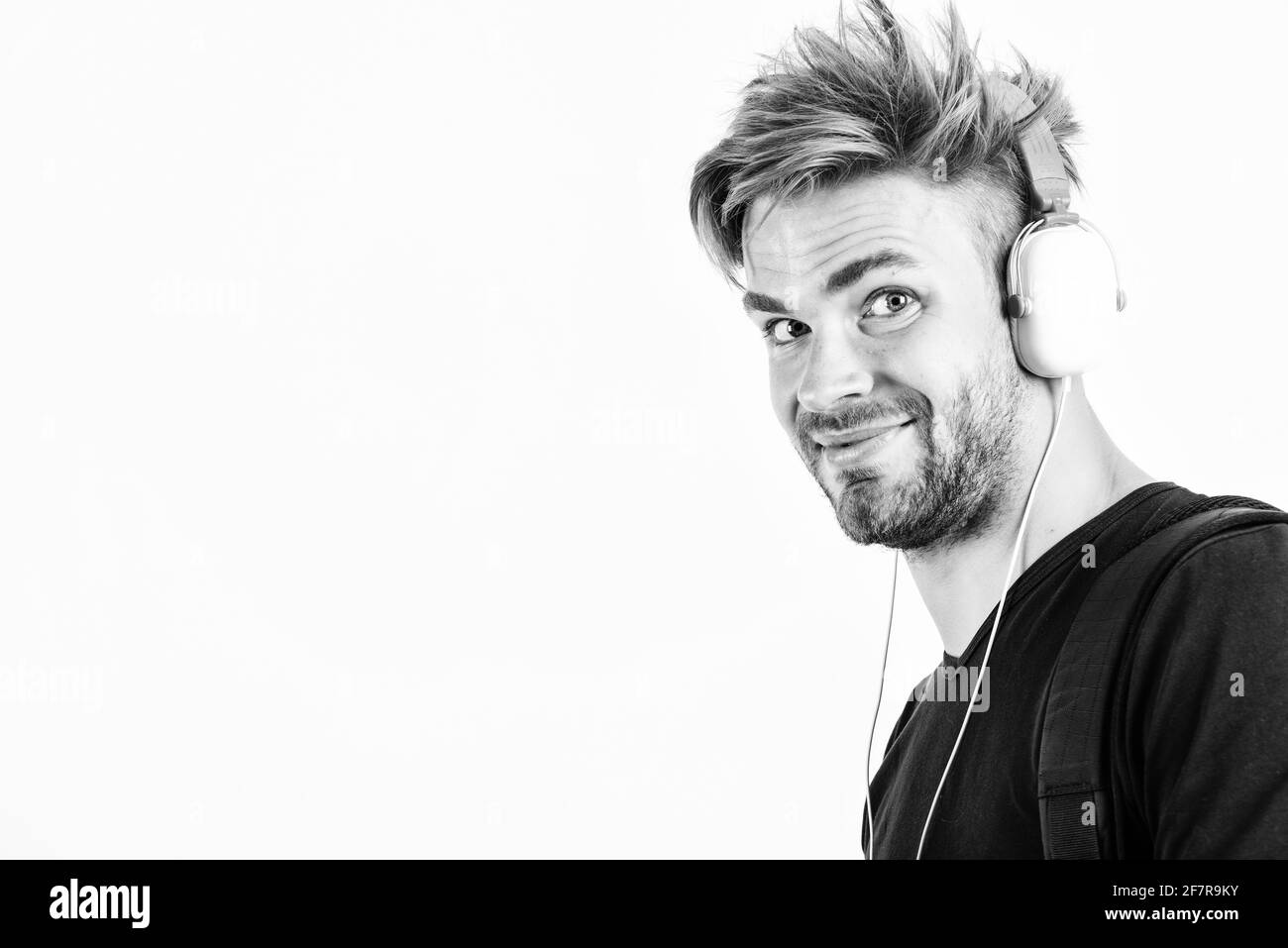 Rhythmisches Melodiekonzept. Genießen Sie Musik überall. Jugendmusik Geschmack. Musikanwendung herunterladen. Mann zerzauste Frisur tragen Kunststoff-Ohrhörer Stockfoto