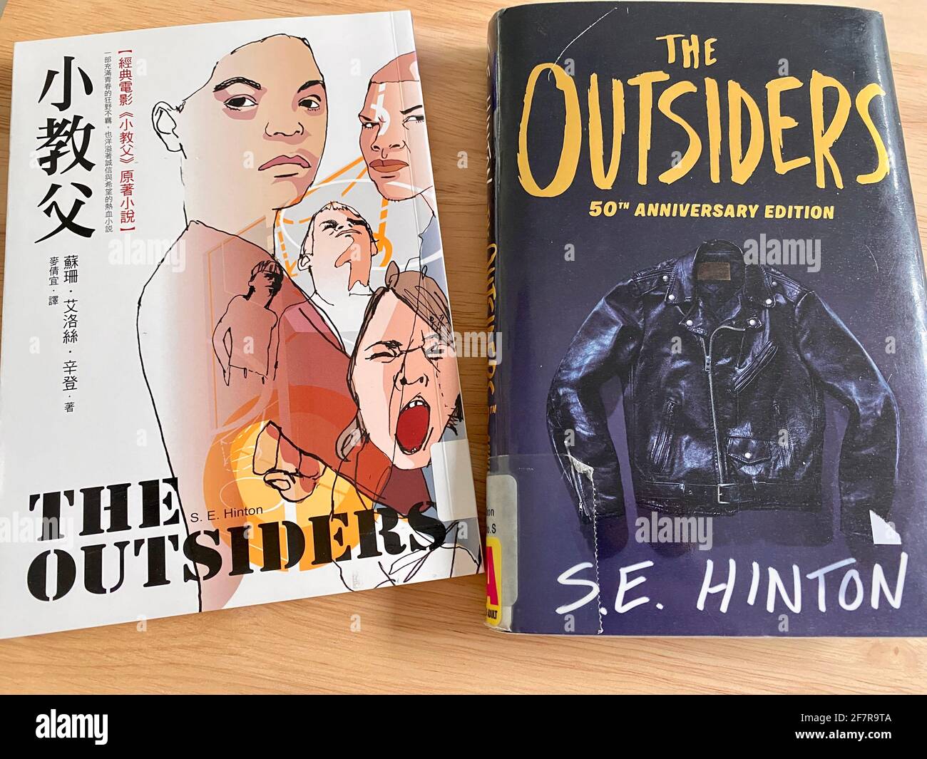 The Outsiders von SE Hinton - Ausgabe zum 50. Jahrestag und Mandarin-chinesische Übersetzung. Stockfoto