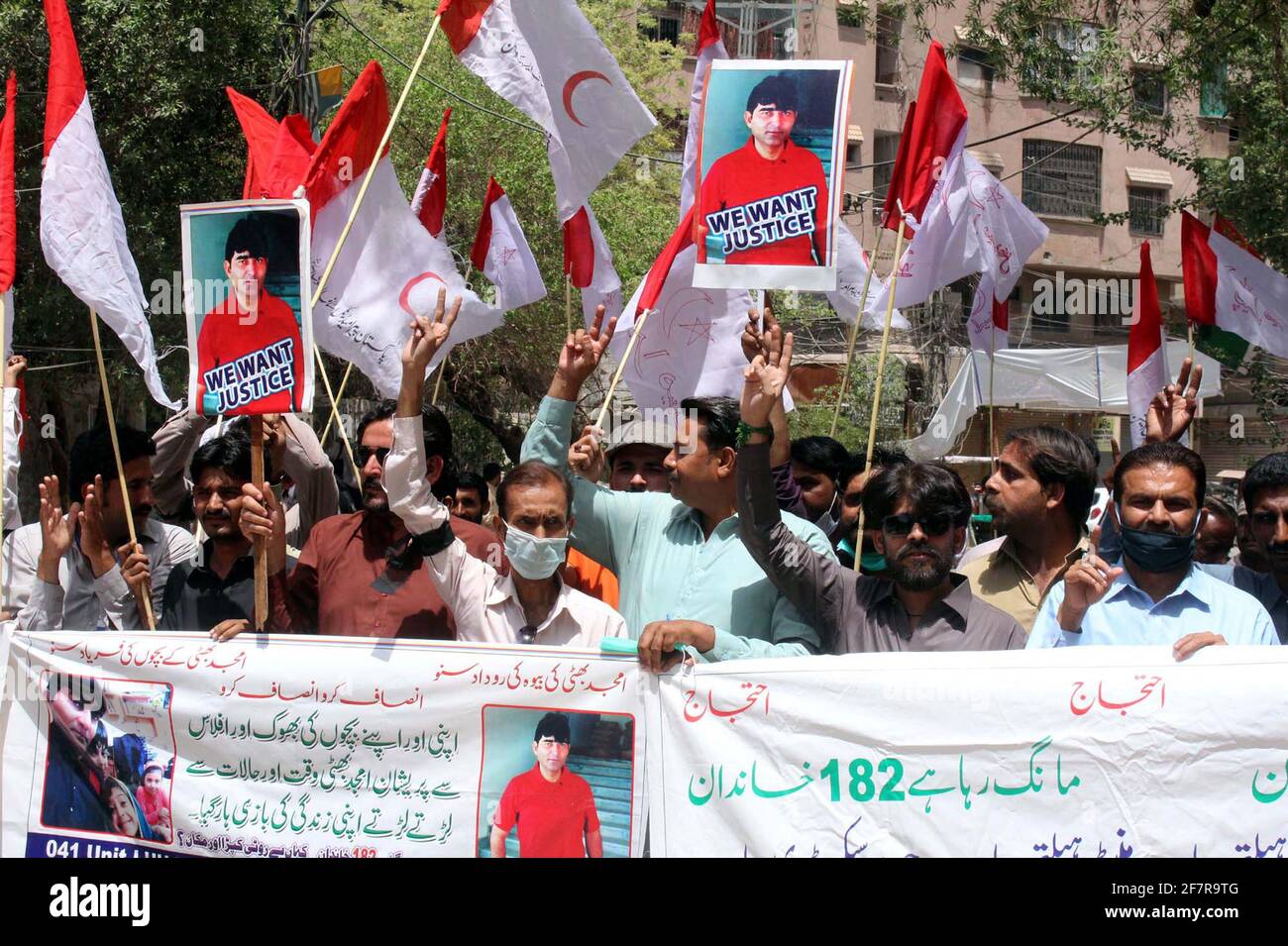 Mitglieder der paramedizinischen Mitarbeitervereinigung veranstalten am Freitag, dem 09. April 2021, im Hyderabad-Presseclub eine Protestdemonstration gegen die Nichtzahlung ihrer Gehälter. Stockfoto