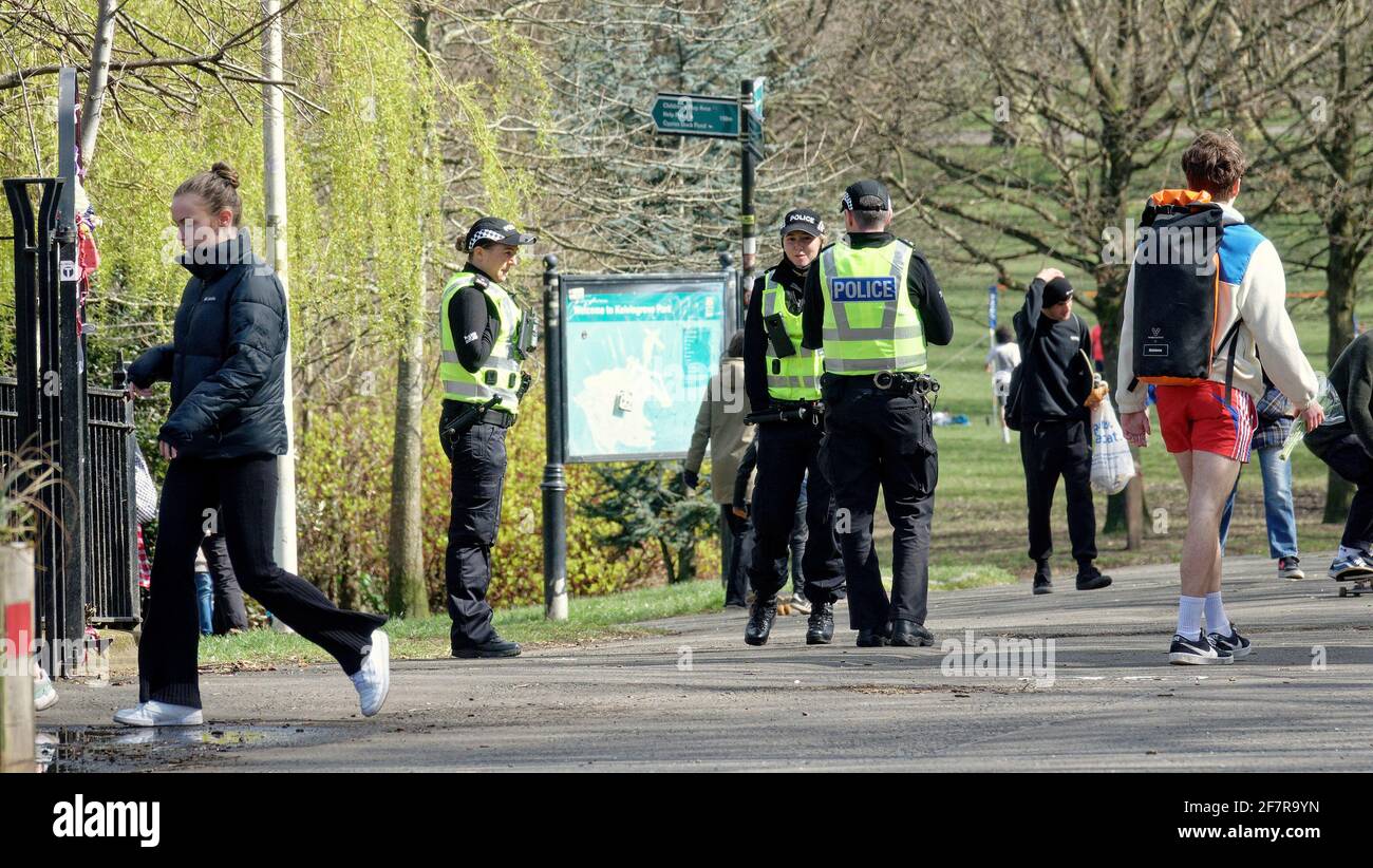 Glasgow, Schottland, Großbritannien. 9. April 2021. Wetter in Großbritannien: An einem sonnigen Tag gab es im kelvingrove-Park immer mehr BesucherInnen, die derzeit unter dem wachsamen Auge der Polizei patrouillieren und ein Alkoholverbot durchsetzen. . Quelle: Gerard Ferry/Alamy Live News Stockfoto