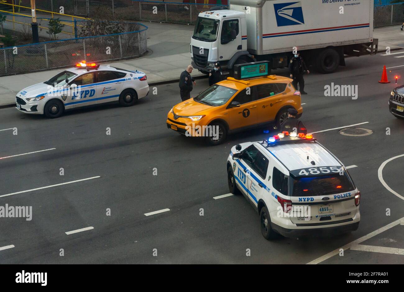 NYPD-Beamte nehmen am Mittwoch, den 3. März 2021, an ihren willkürlichen Autostopps in Chelsea in New York Teil. (© Richard B. Levine) Stockfoto