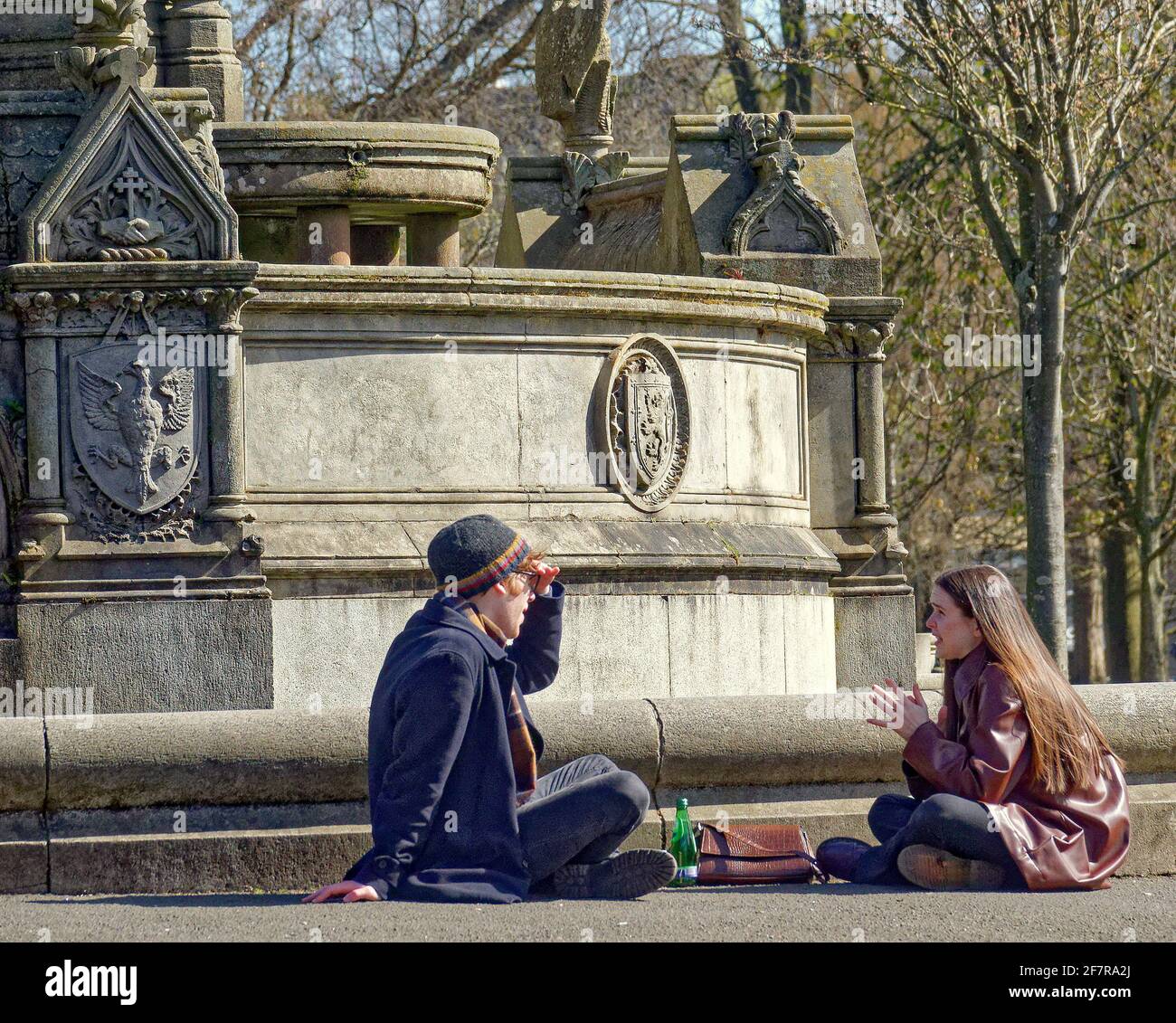 Glasgow, Schottland, Großbritannien. 9. April 2021. Wetter in Großbritannien: An einem sonnigen Tag gab es im kelvingrove-Park immer mehr BesucherInnen, die derzeit unter dem wachsamen Auge der Polizei patrouillieren und ein Alkoholverbot durchsetzen. . Quelle: Gerard Ferry/Alamy Live News Stockfoto