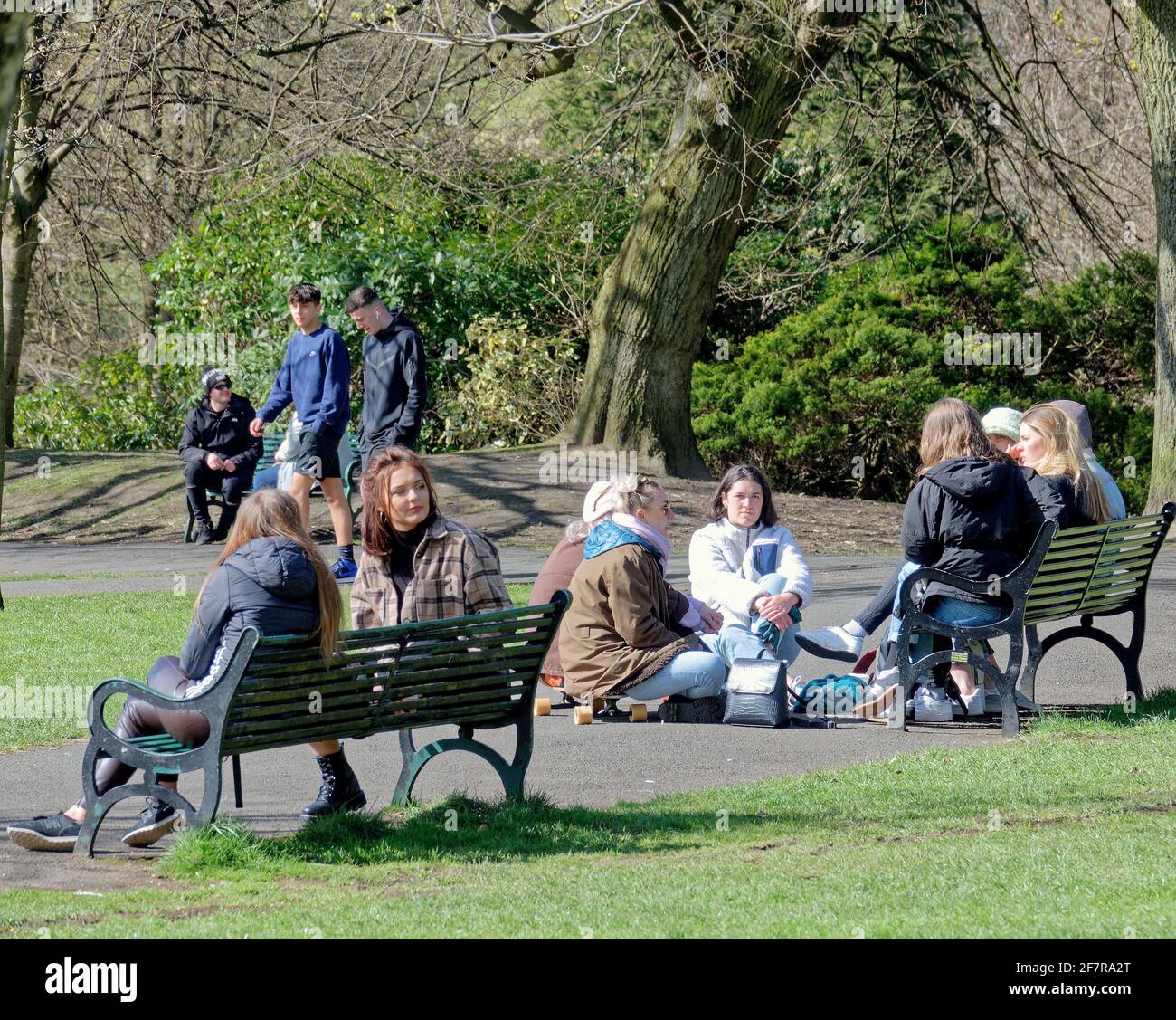 Glasgow, Schottland, Großbritannien. 9. April 2021. Wetter in Großbritannien: An einem sonnigen Tag gab es im kelvingrove-Park immer mehr BesucherInnen, die derzeit unter dem wachsamen Auge der Polizei patrouillieren und ein Alkoholverbot durchsetzen. . Quelle: Gerard Ferry/Alamy Live News Stockfoto