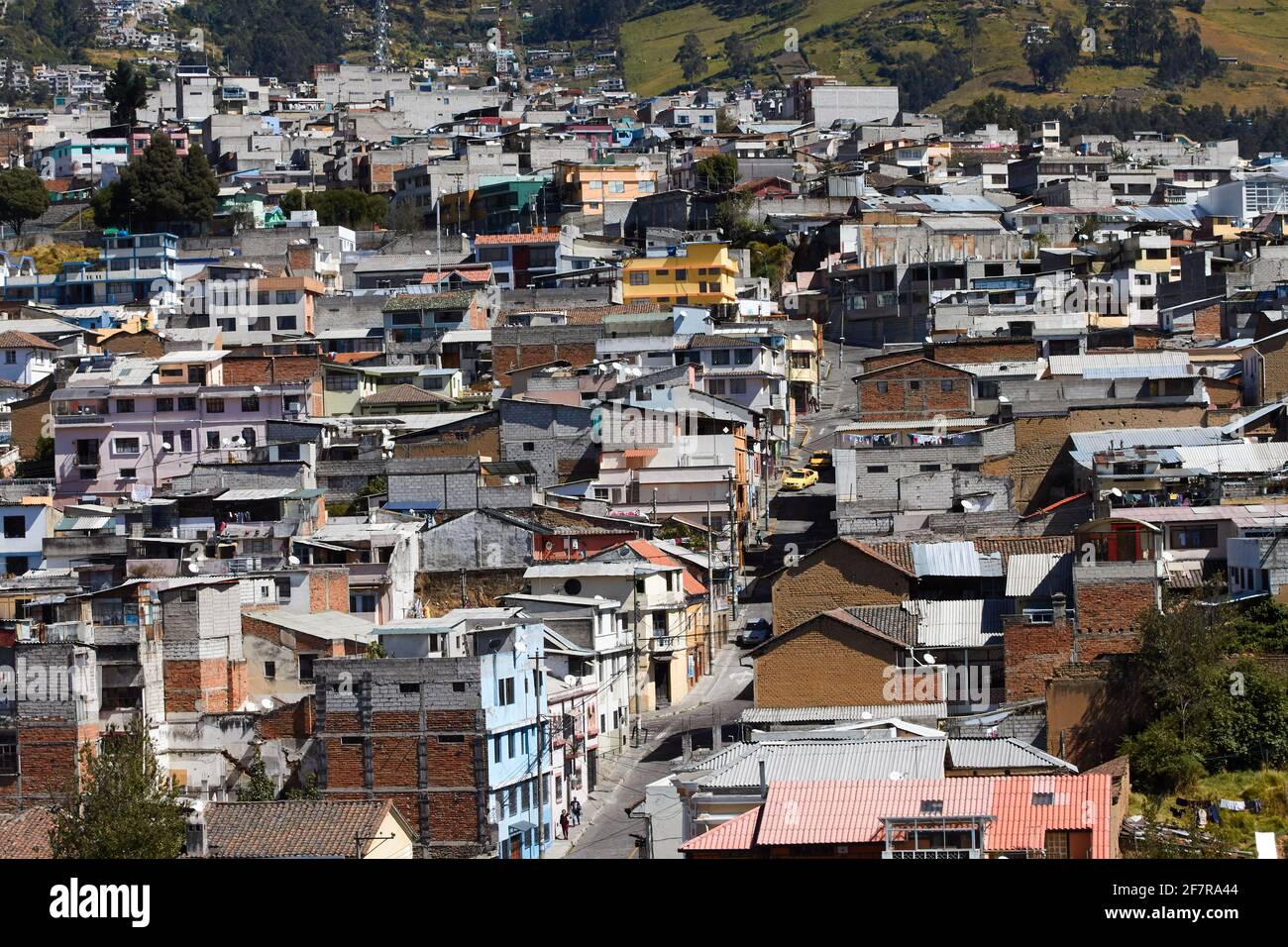 Blick auf die Stadt Quito von einem erhöhten Standpunkt aus (Ecuador) Stockfoto