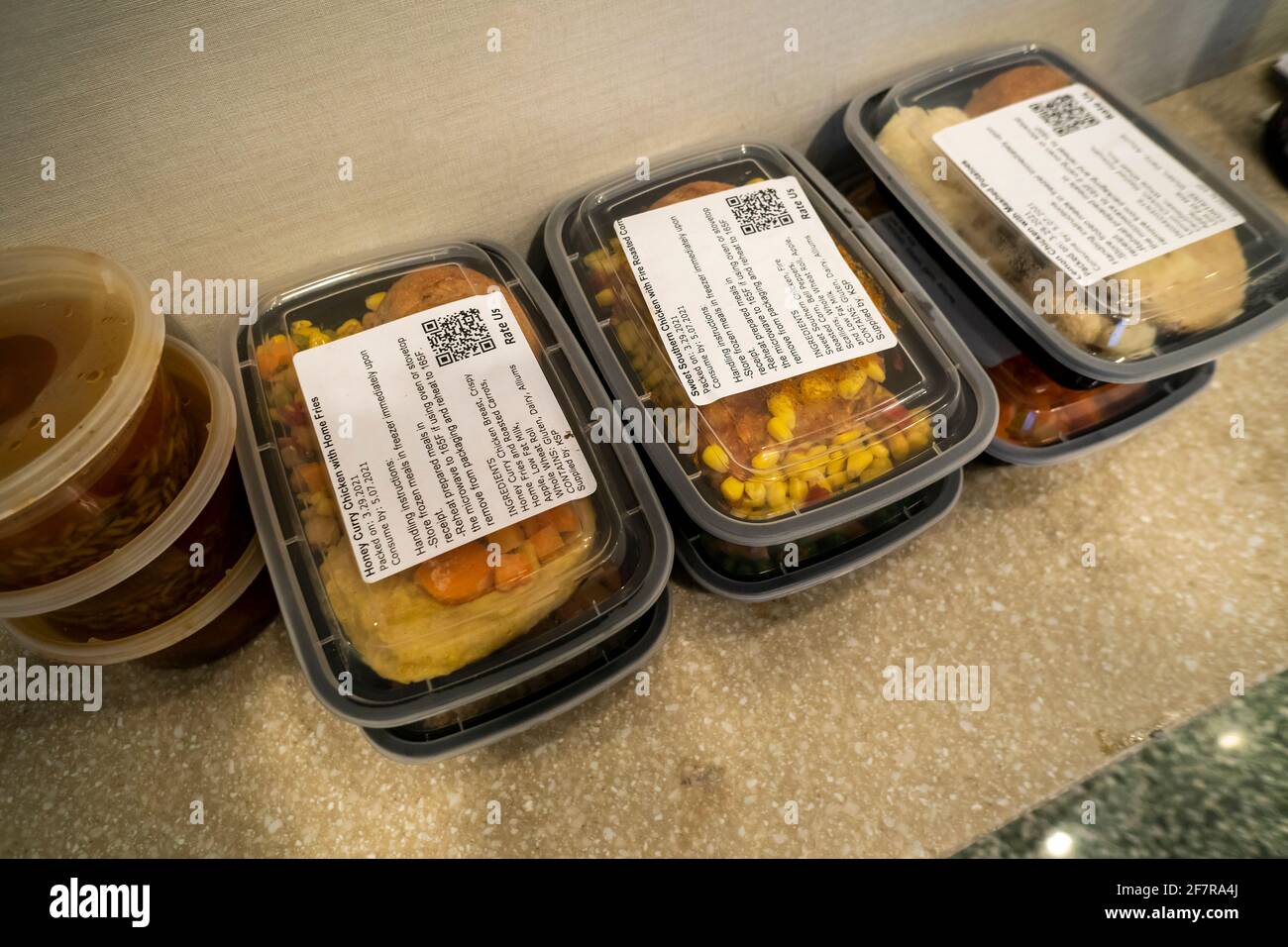 Kostenlose Mahlzeiten, die während der COVID-19-Pandemie am Mittwoch, den 6. April 2021 an die Heimansässige in New York verteilt wurden. (© Richard B. Levine) Stockfoto