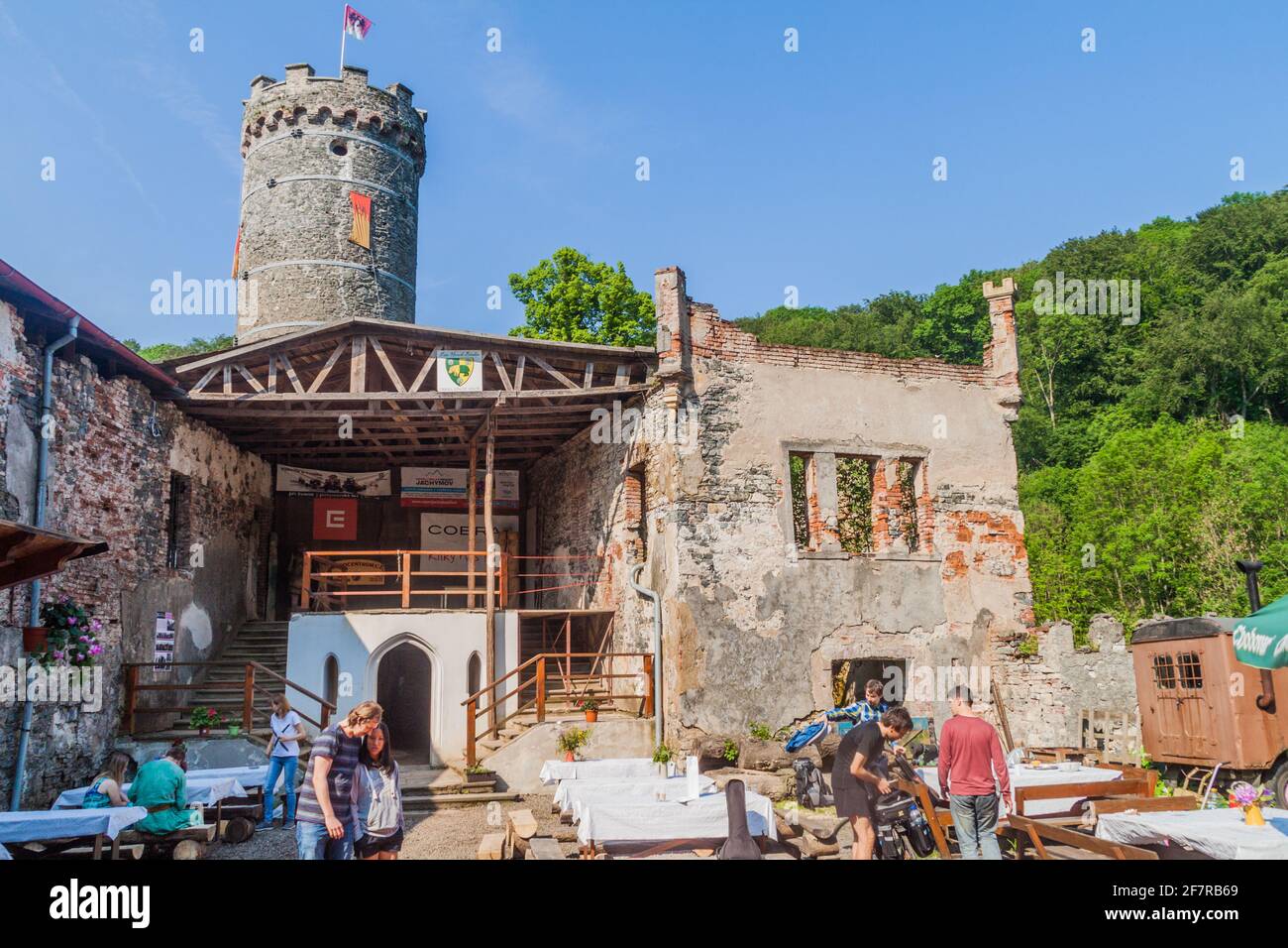HORNI HRAD, TSCHECHISCHE REPUBLIK - 4. JUNI 2016: Touristen besuchen die Ruinen von Horni Hrad Hauenstein oder die Burg Hauenstejn in der Tschechischen Republik Stockfoto