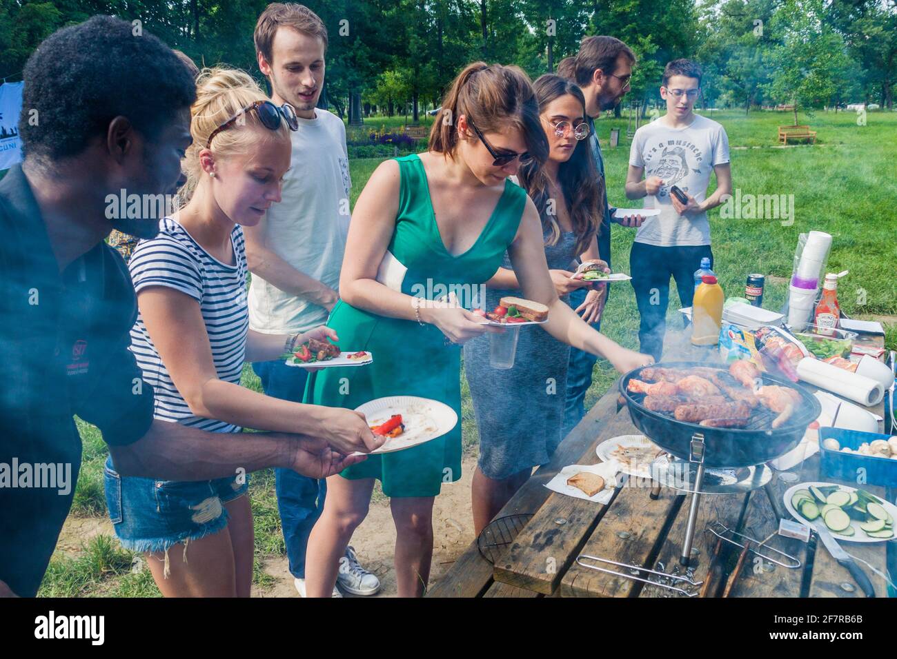 PRAG, TSCHECHISCHE REPUBLIK - 5. JUNI 2016: Internationale Studenten der Karlsuniversität bei einer Grillparty im Stromovka-Park. Stockfoto