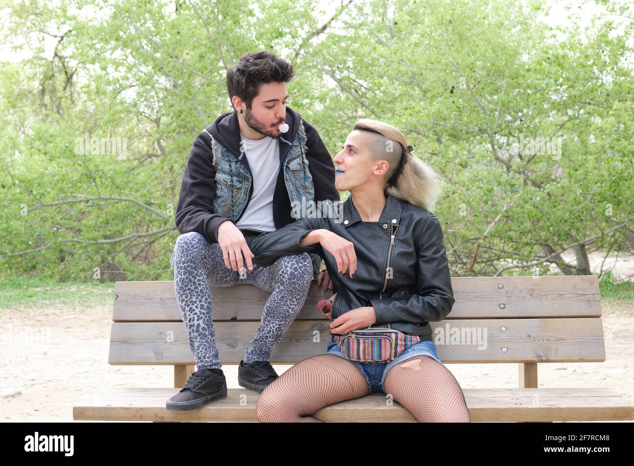 Junges Punk-Paar in einem Park, der Kaugummi bläst. Rock and Roll Lifestyle. Stockfoto