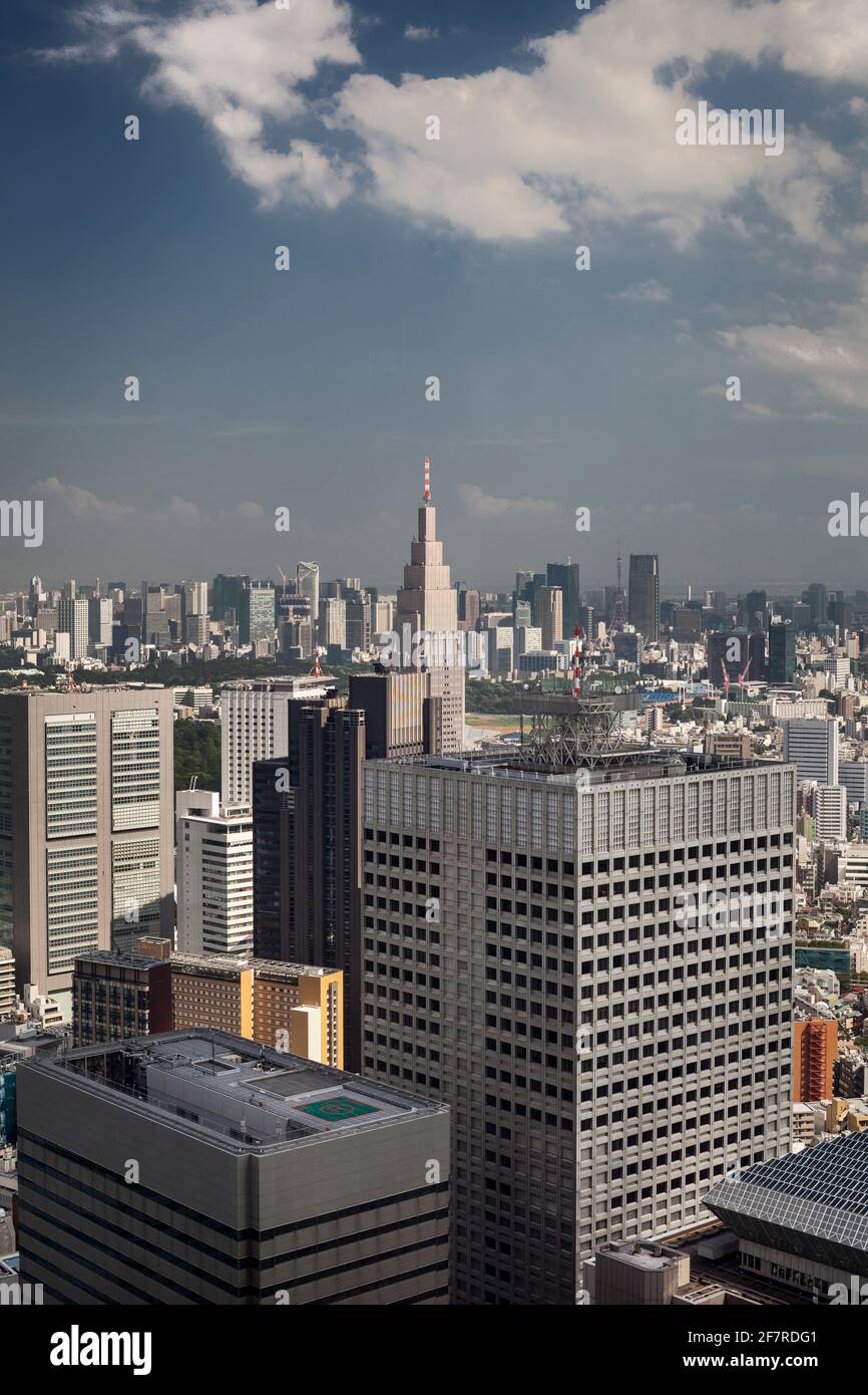 Vertikale Luftaufnahme von einigen der Wolkenkratzer von Nishi-Shinjuku, Tokio, Japan Stockfoto