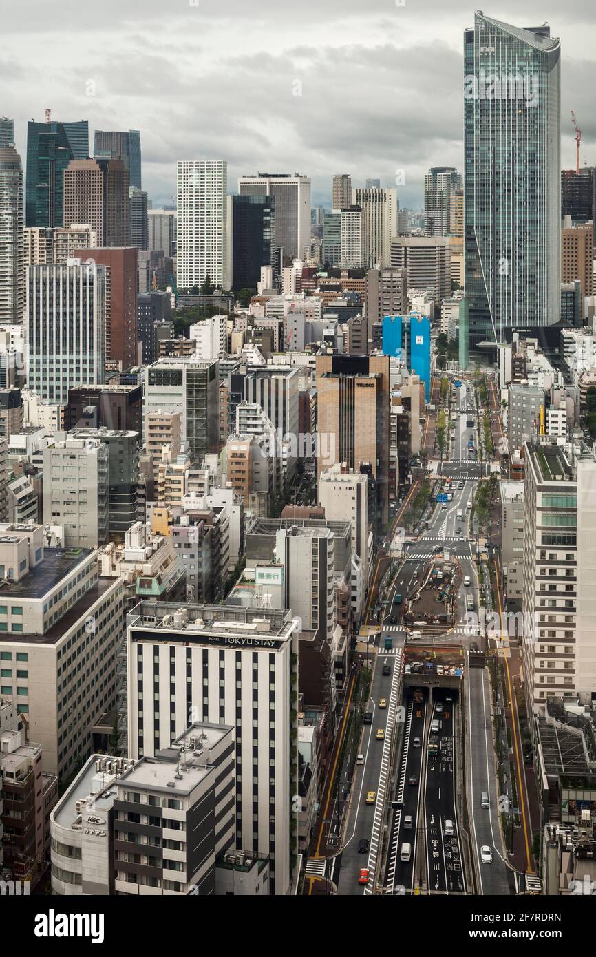 Vertikale Hochwinkelansicht von Minato City, Higashi-Shinbashi, Tokio, Japan Stockfoto